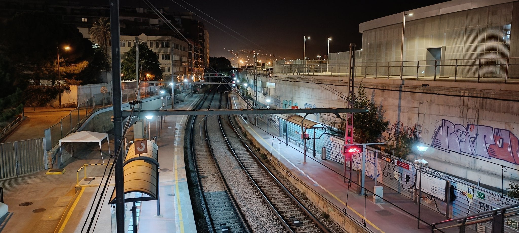 Moment de la sortida de l'últim tren de l'estació de Sant Andreu Comtal / Twitter (@PLATA_Quel)