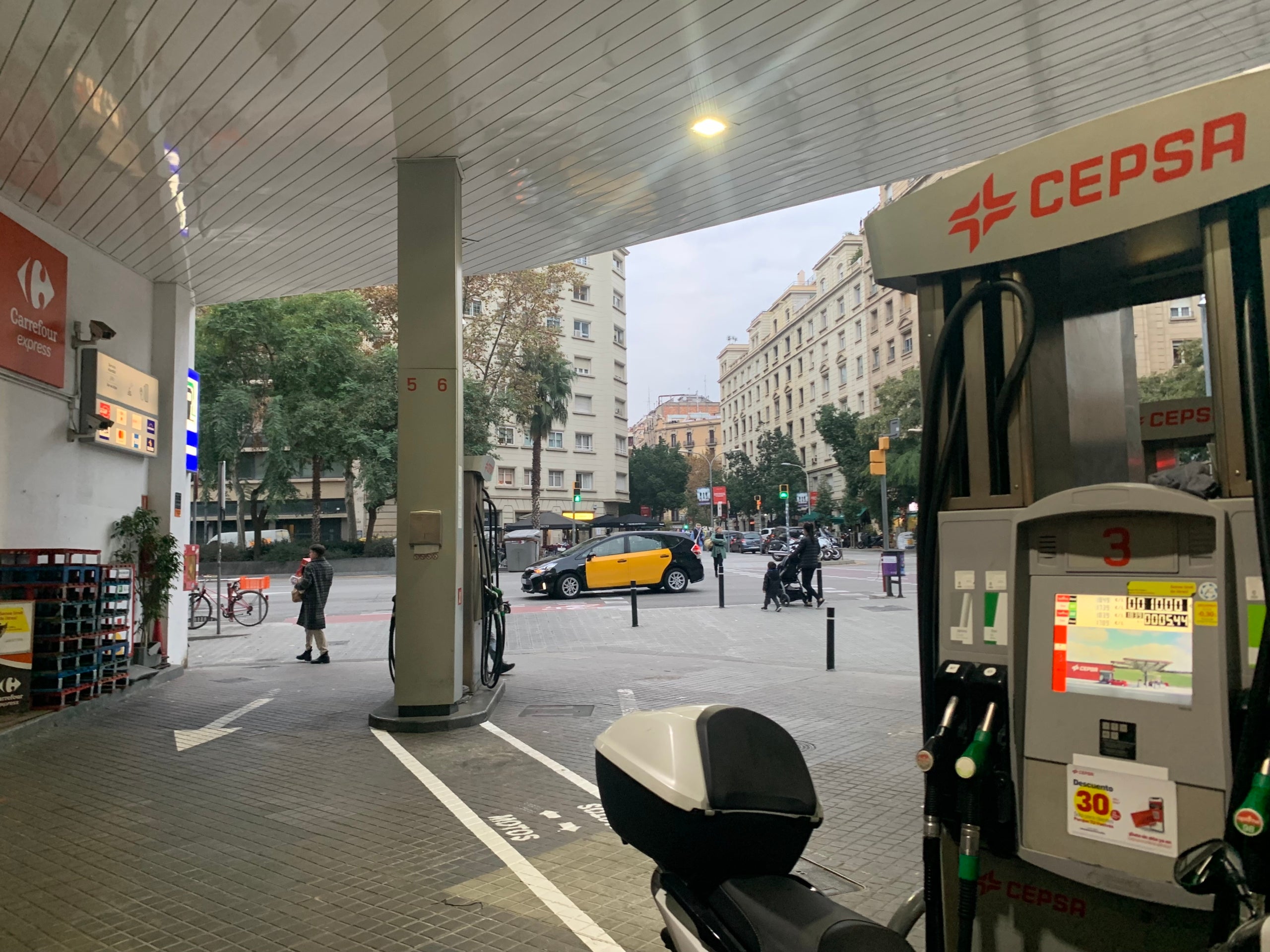 La cantonada de Casanova amb avinguda Roma, al fons, vista des del punt on hi ha la càmera de la gasolinera de Casanova amb Aragó que ha aportat pistes sobre el crim de l'home esquarterat que es va trobar en una maleta en un contenidor / S.B. 