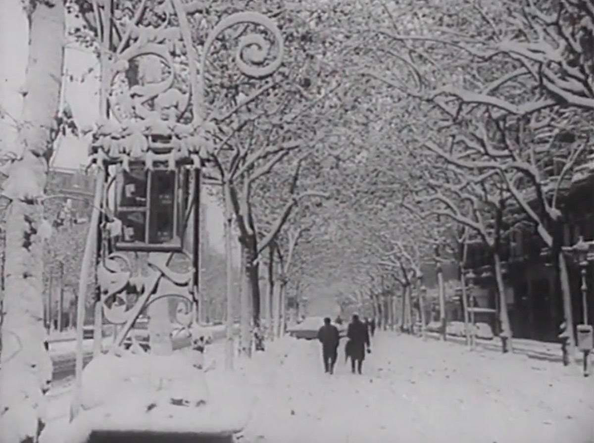 Una captura de pantalla del vídeo on apareix el passeig de Gràcia cobert de neu / Renfe