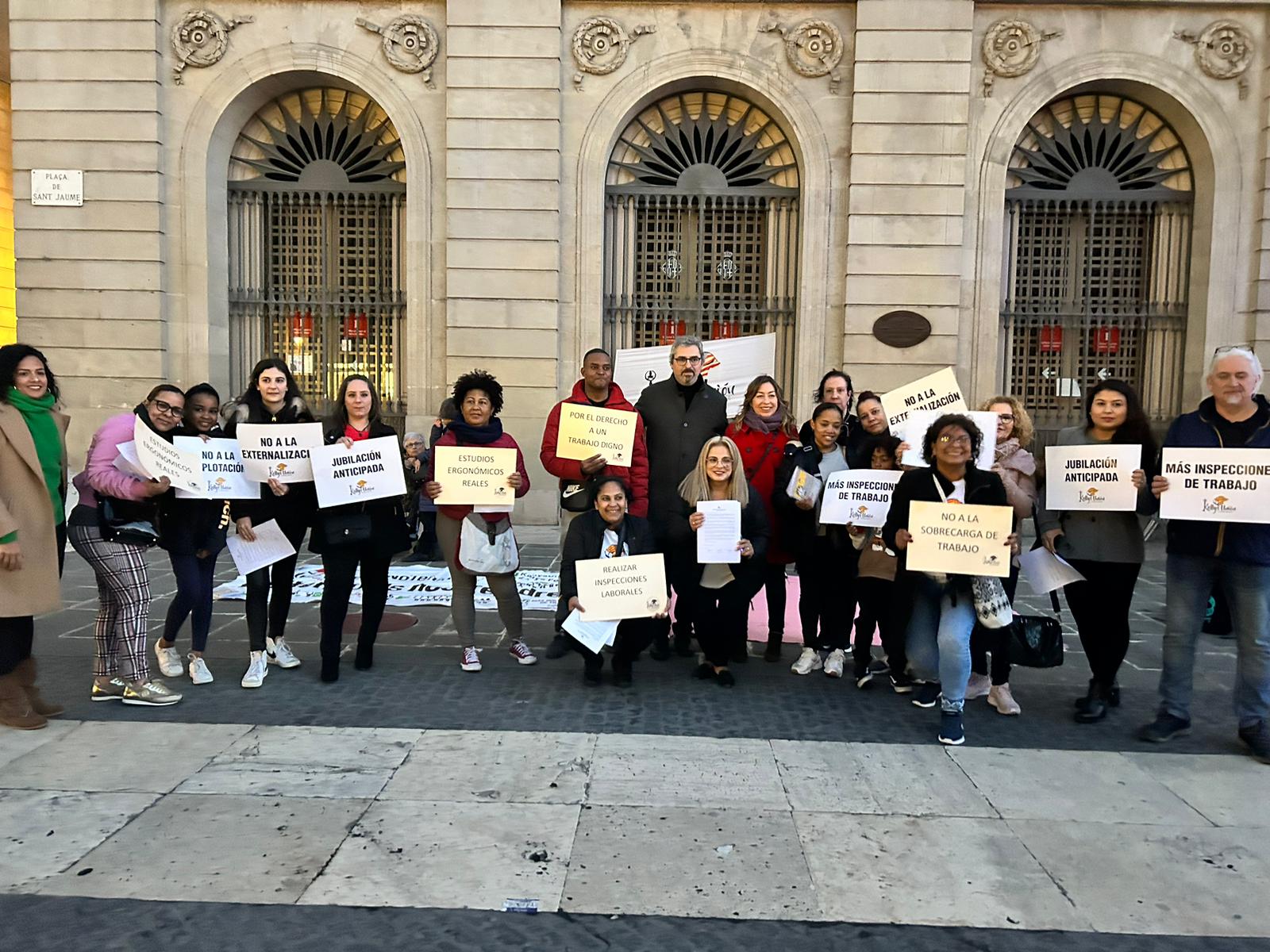 Integrants de Les Kellys a la concentració de la Plaça Sant Jaume / J. P.