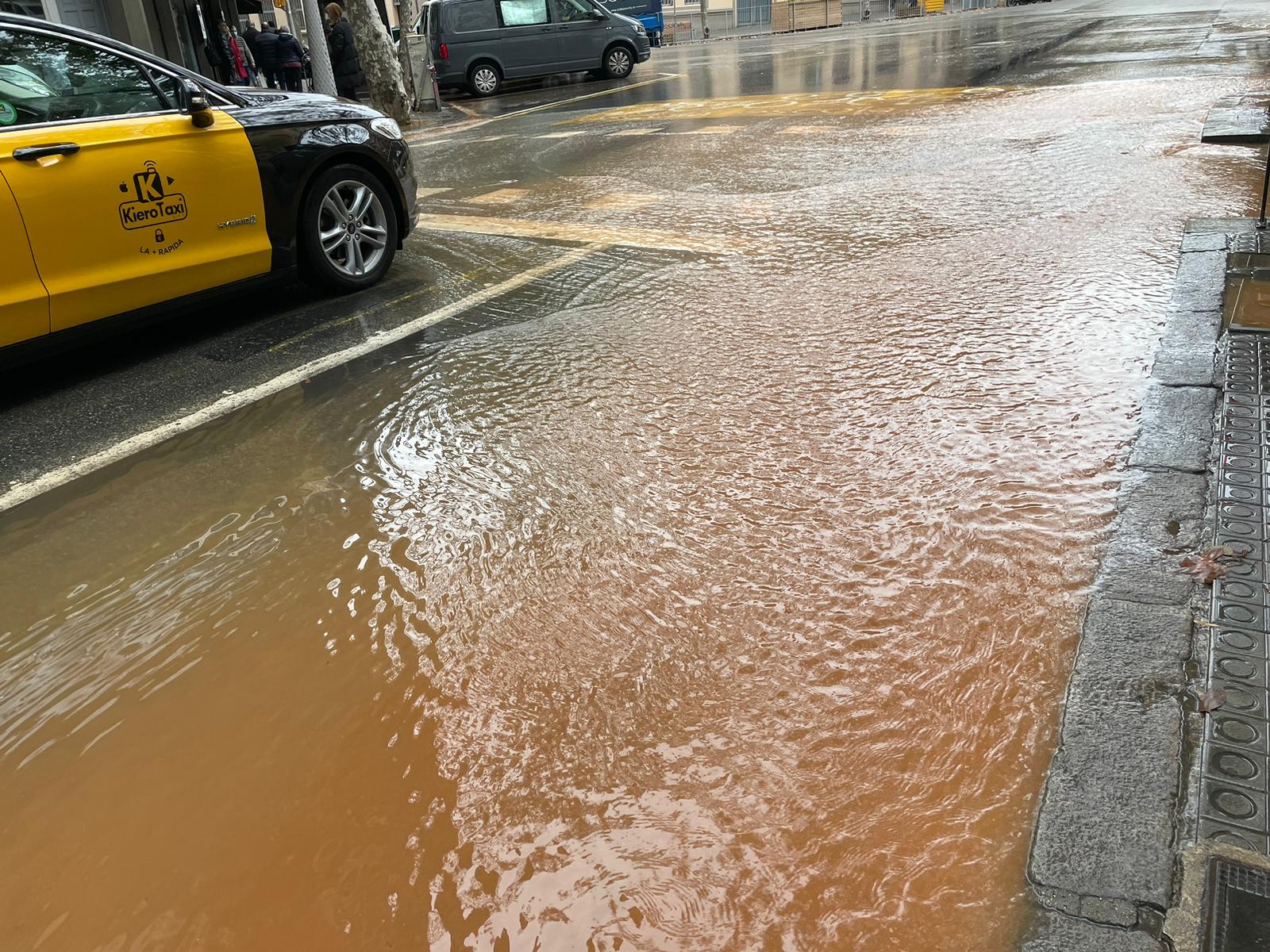 Inundació al carrer de Mallorca amb Dos de Maig / Ivet Nuñez 