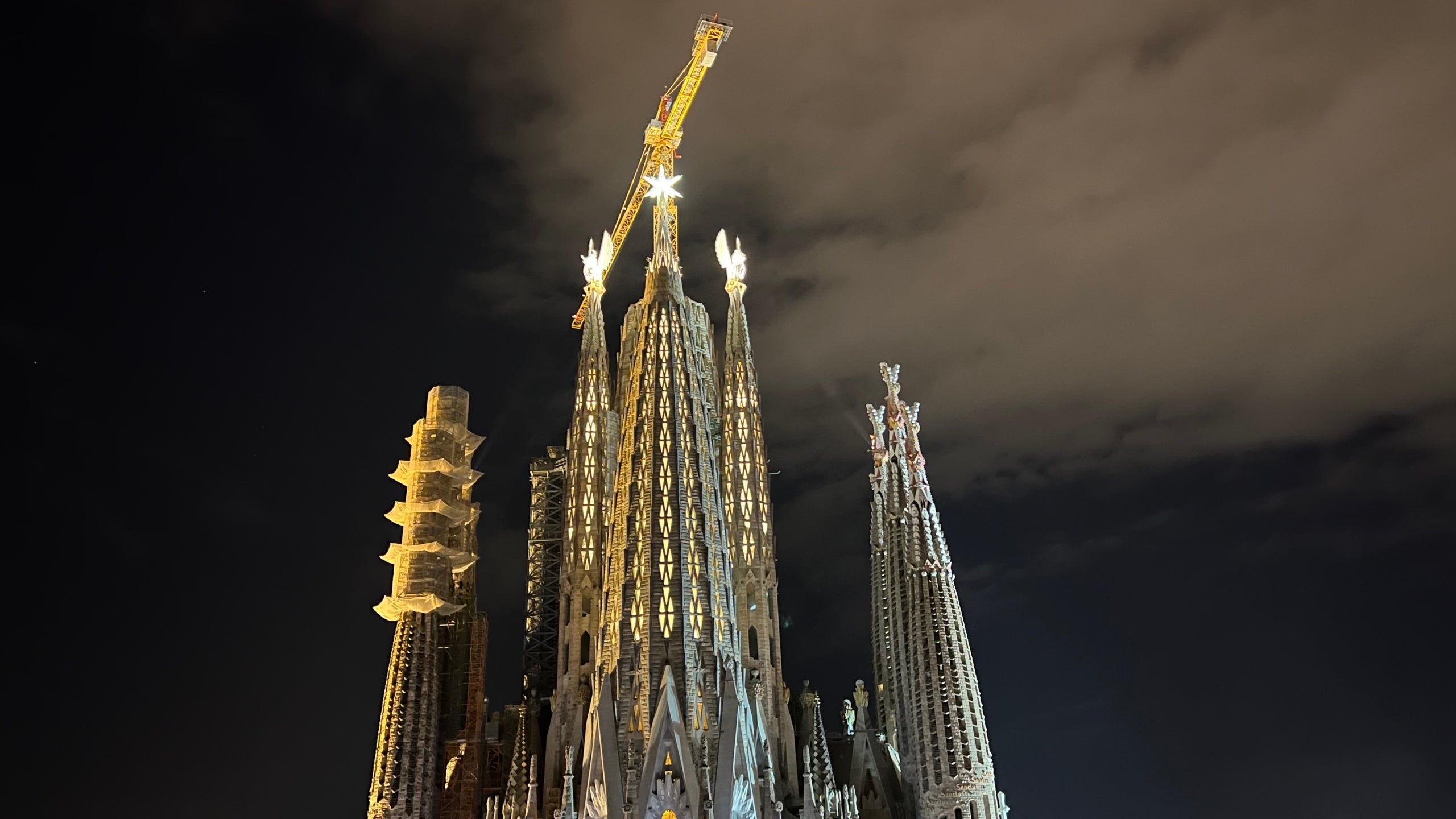 Les torres il·luminades dels Evangelistes Lluc i Marc de la Sagrada Família / Pere Francesch / ACN