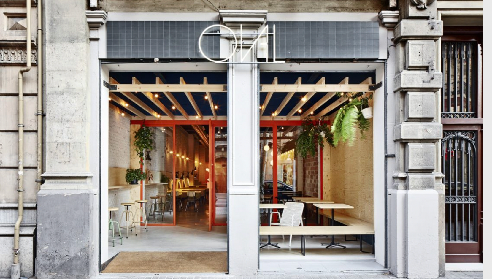 L'exterior de l'establiment / Oval