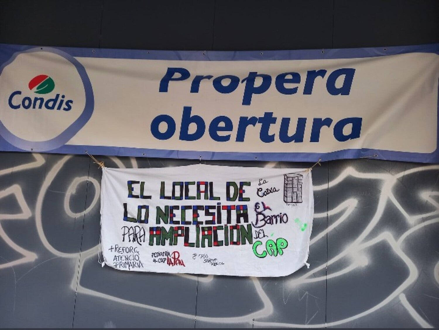 Missatge reivindicatiu a l'antic edifici de La Caixa al barri de La Verneda i La Pau / M.R. 