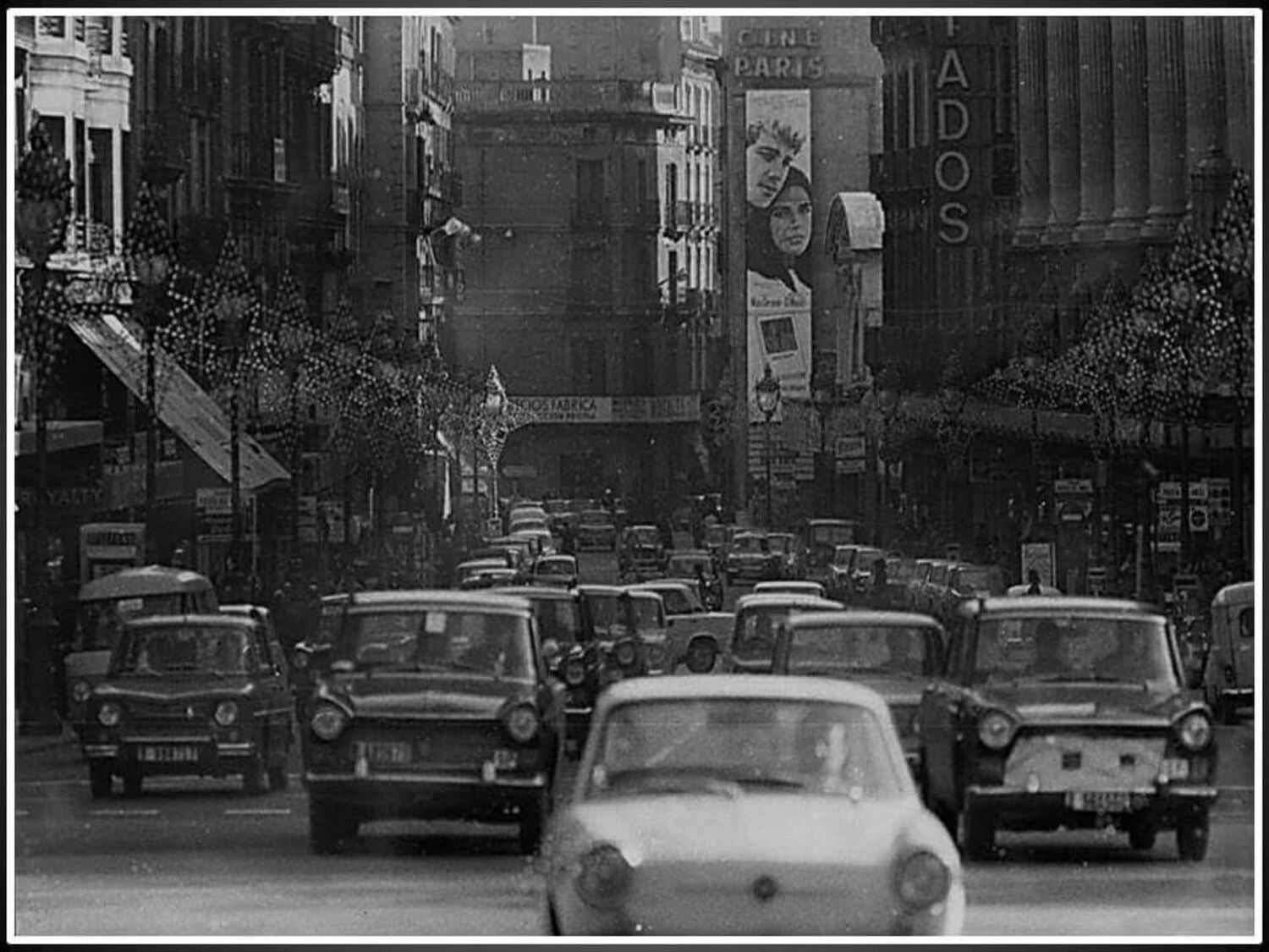 Vehicles circulant per l'avinguda del Portal de l'Àngel / AFB