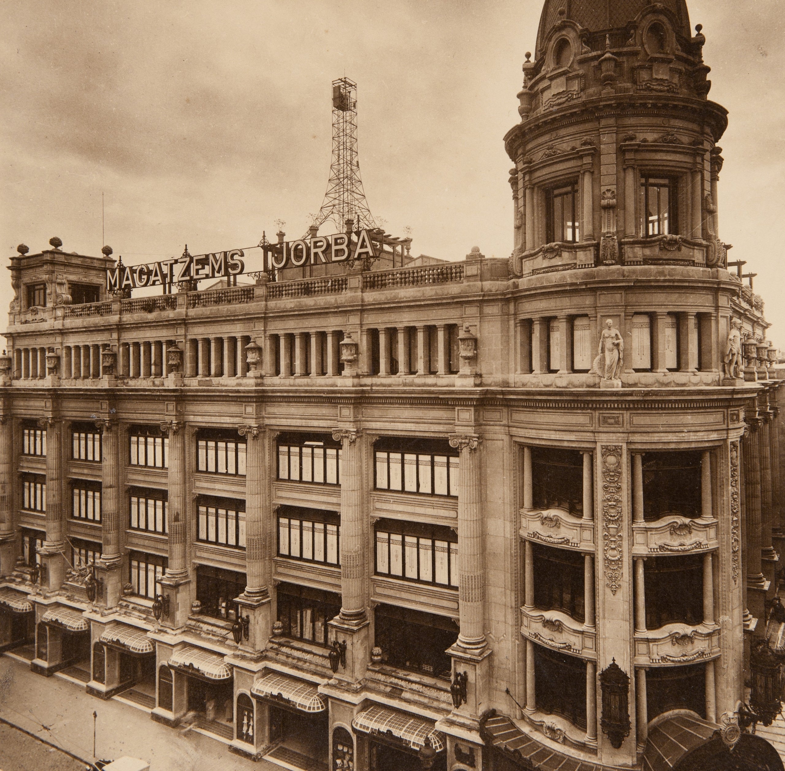 L'edifici dels antics magatzems Jorba de Barcelona amb les dues escultures a la façana / Cedida