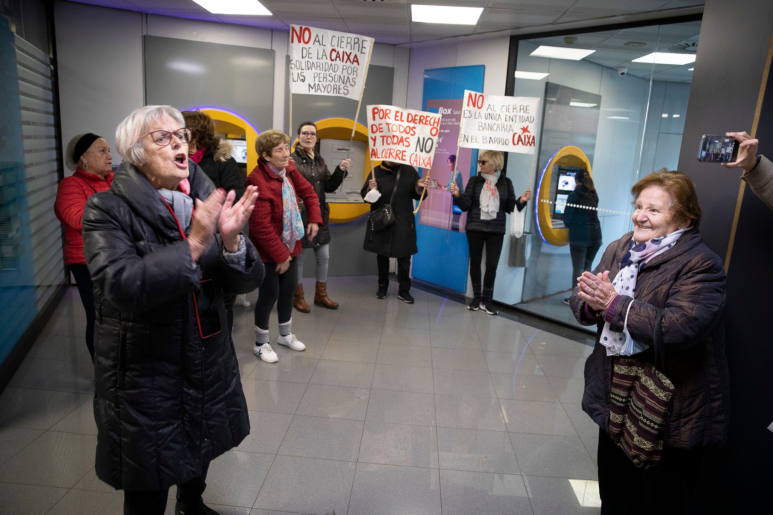 Algunes de les manifestants a l'interior del banc / Jordi Play