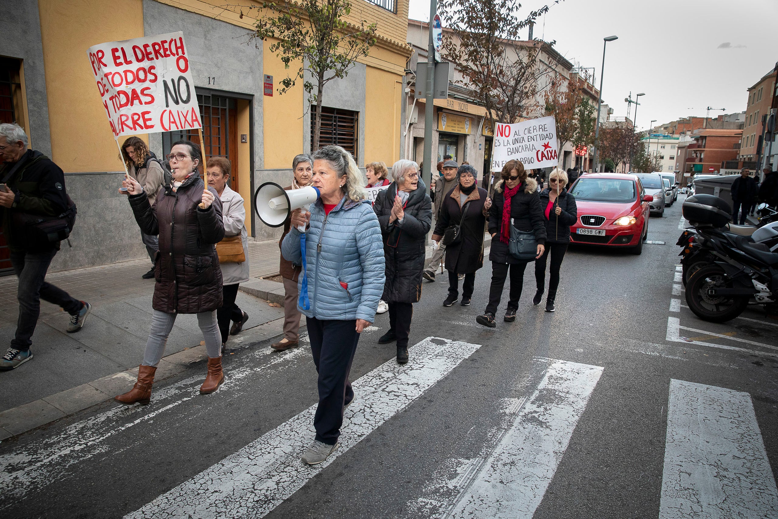 Aquest grup de veïnes manifestant-se pel carrer / Jordi Play
