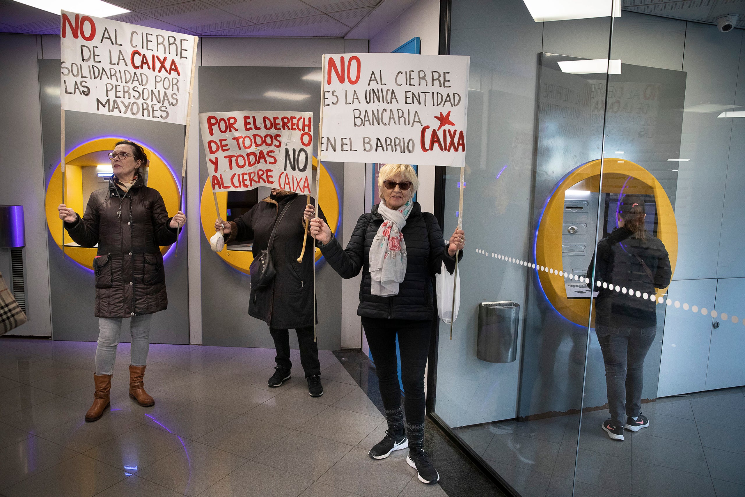 Un moment de la protesta a l'interior del banc / Jordi Play