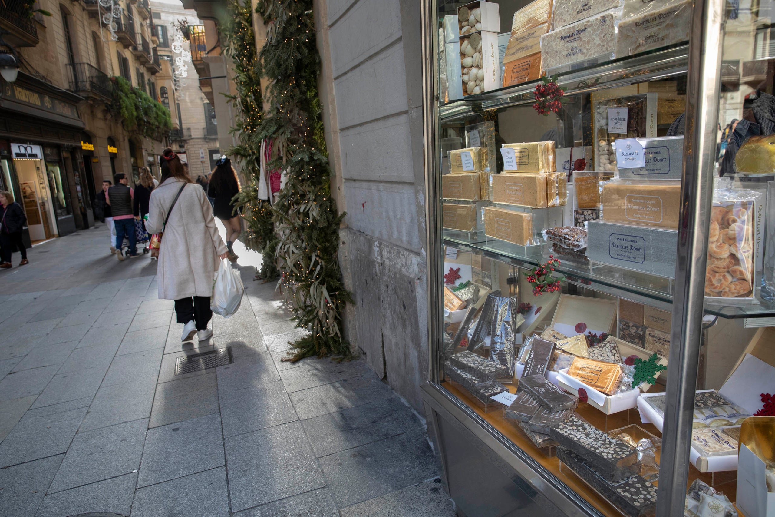Algunes botigues de torrons es troben a portals de finques del carrer de Cucurella i del Portal de l'Àngel / Jordi Play
