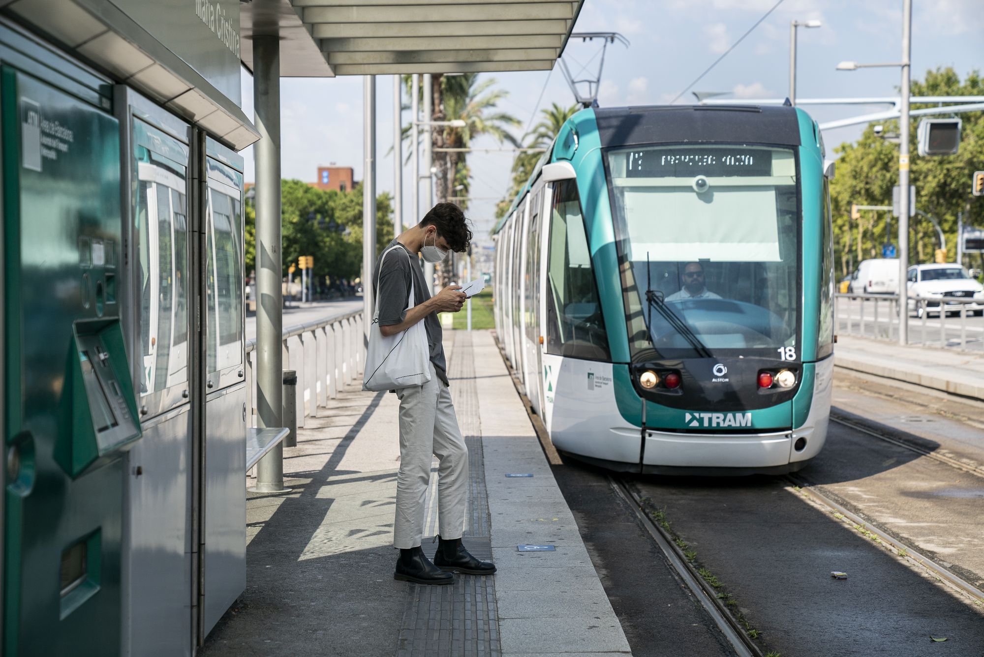 Un jove espera al Tram / Ajuntament 