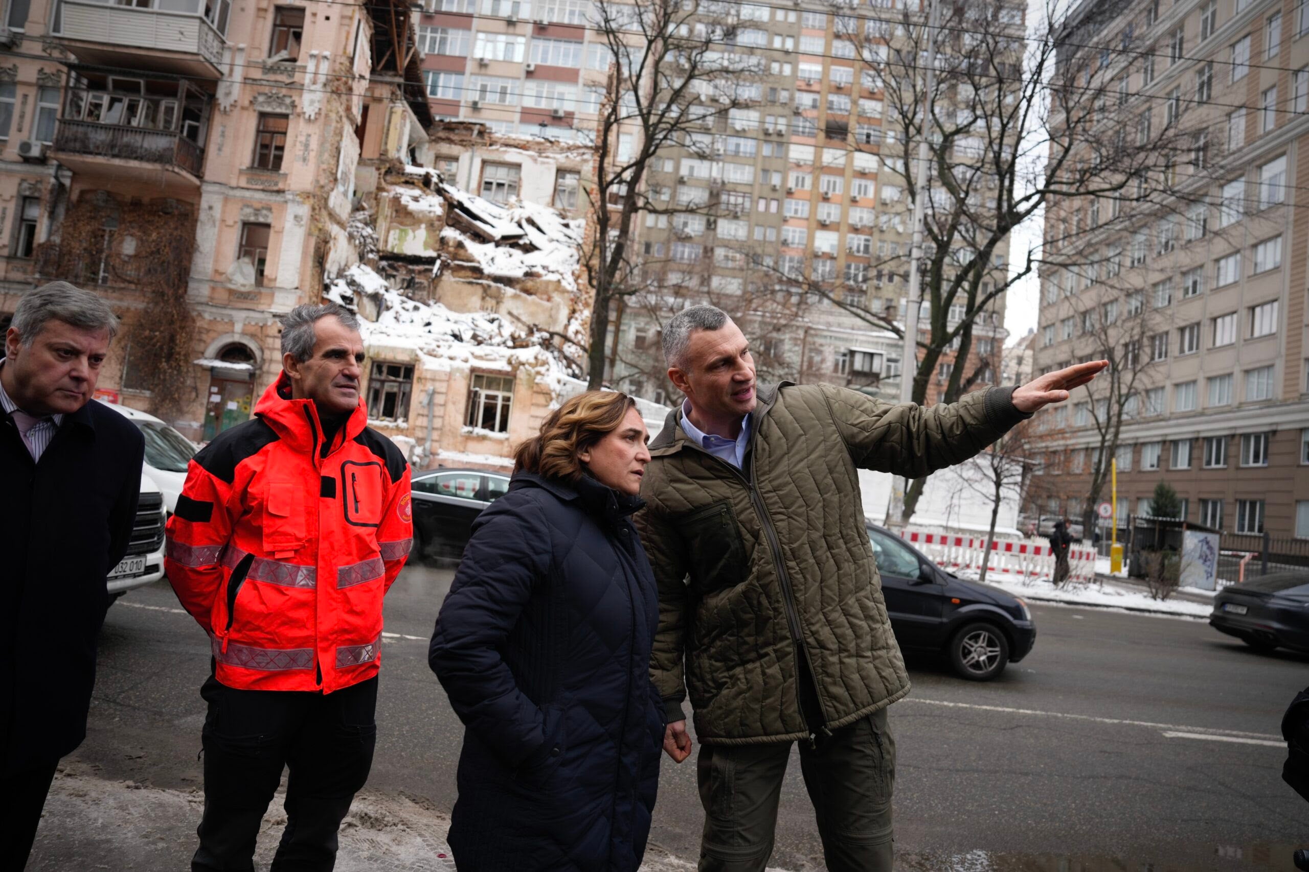 Colau i Klitschoko davant d'un edifici de Kíiv en runes / Ajuntament