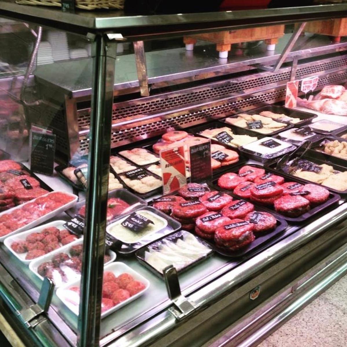 L'interior de la carnisseria Balmaña en una imatge recent / Cedida