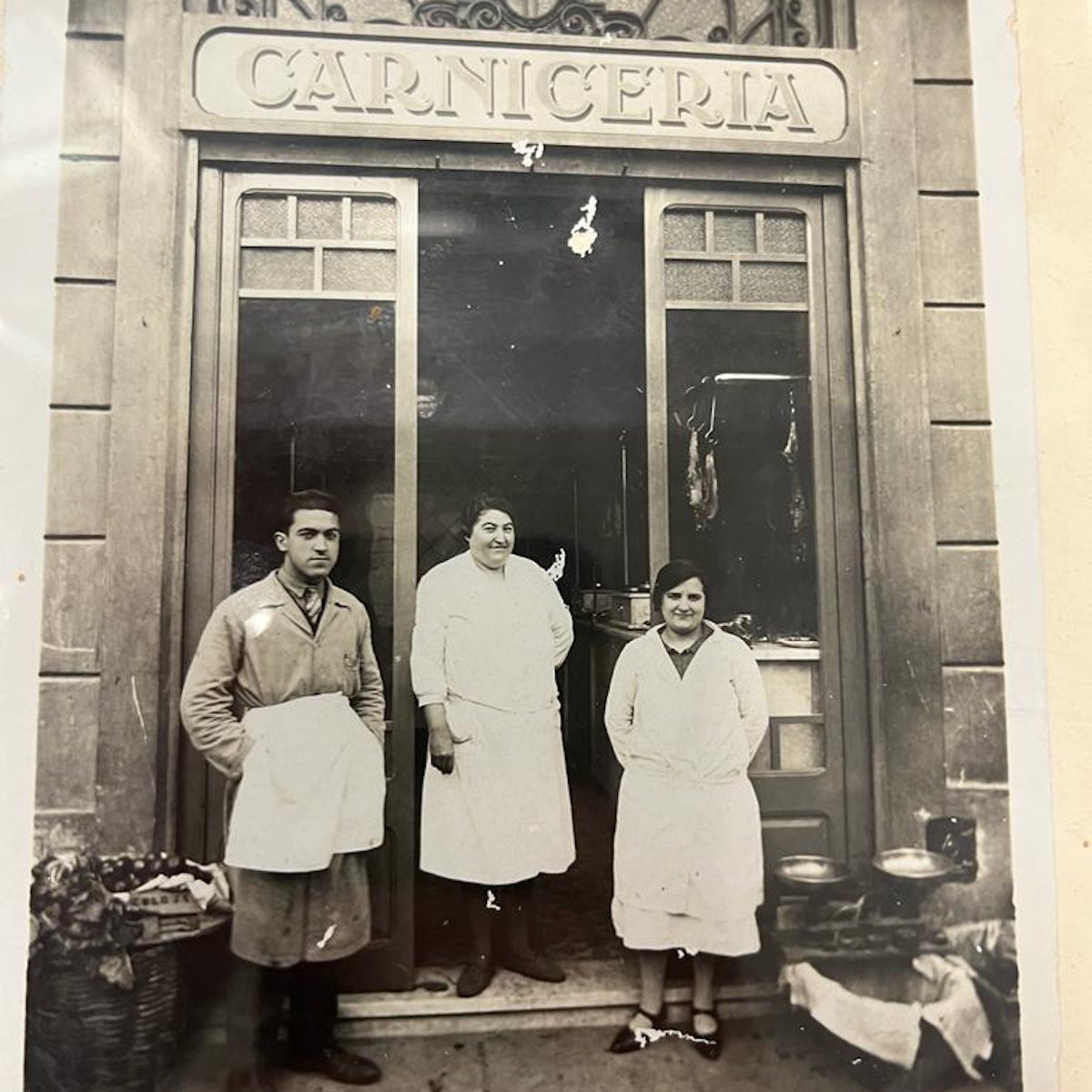 Els responsables de la carnisseria Balmaña en una imatge de l'any 1933 / Cedida