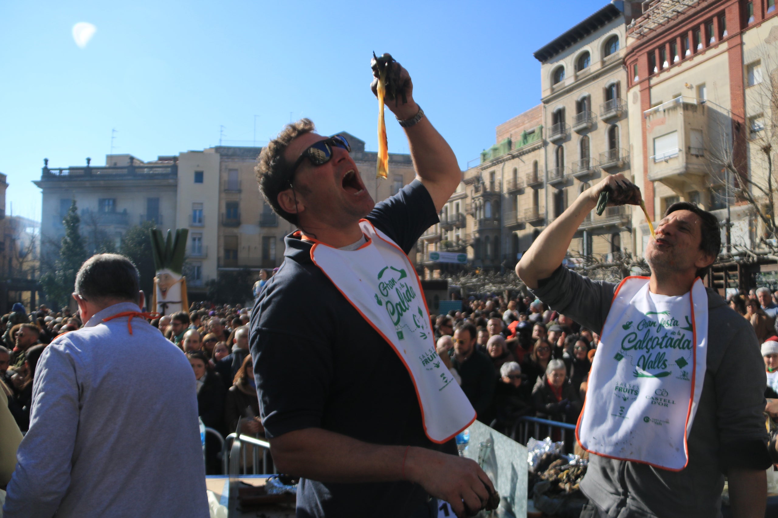 Adrià Wegrzyn en l'edició d'enguany del clàssic concurs de menjar calçots de Valls / Ariadna Escoda (ACN)
