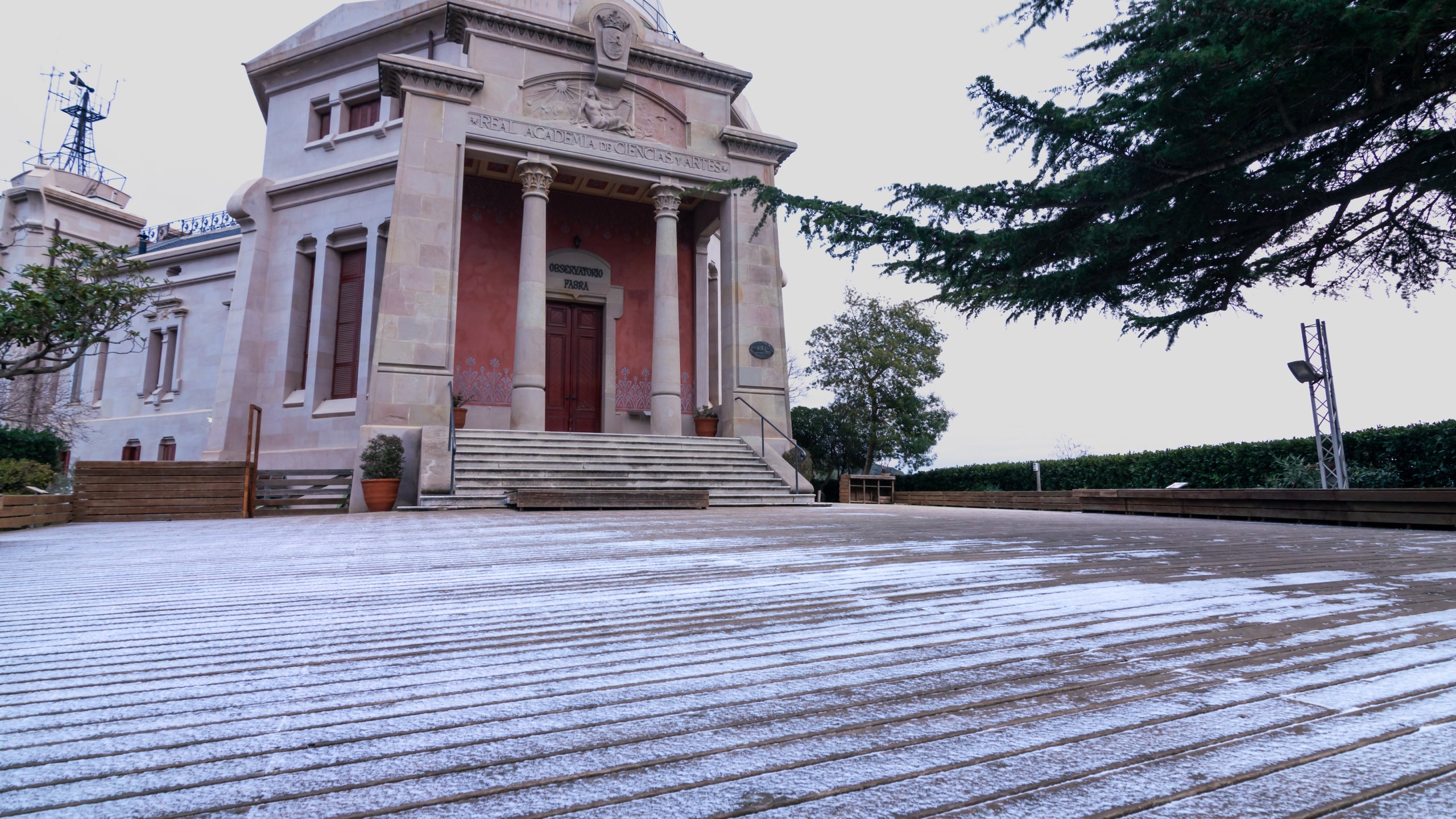 El jardí de l'entrada principal de l'Observatori Fabra a primera hora d'aquest matí després de la lleu nevada / Alfons Puertas