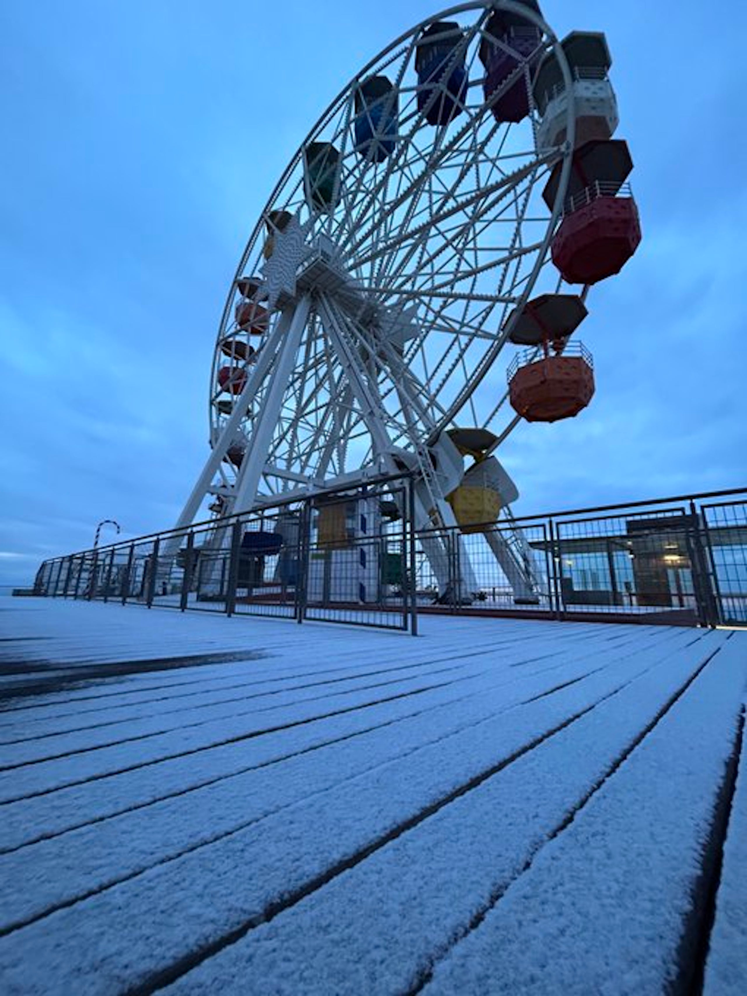 El parc d'atraccions del Tibidabo amb alguns flocs de neu aquest dimarts al matí / ACN (Àlex Sancliment)