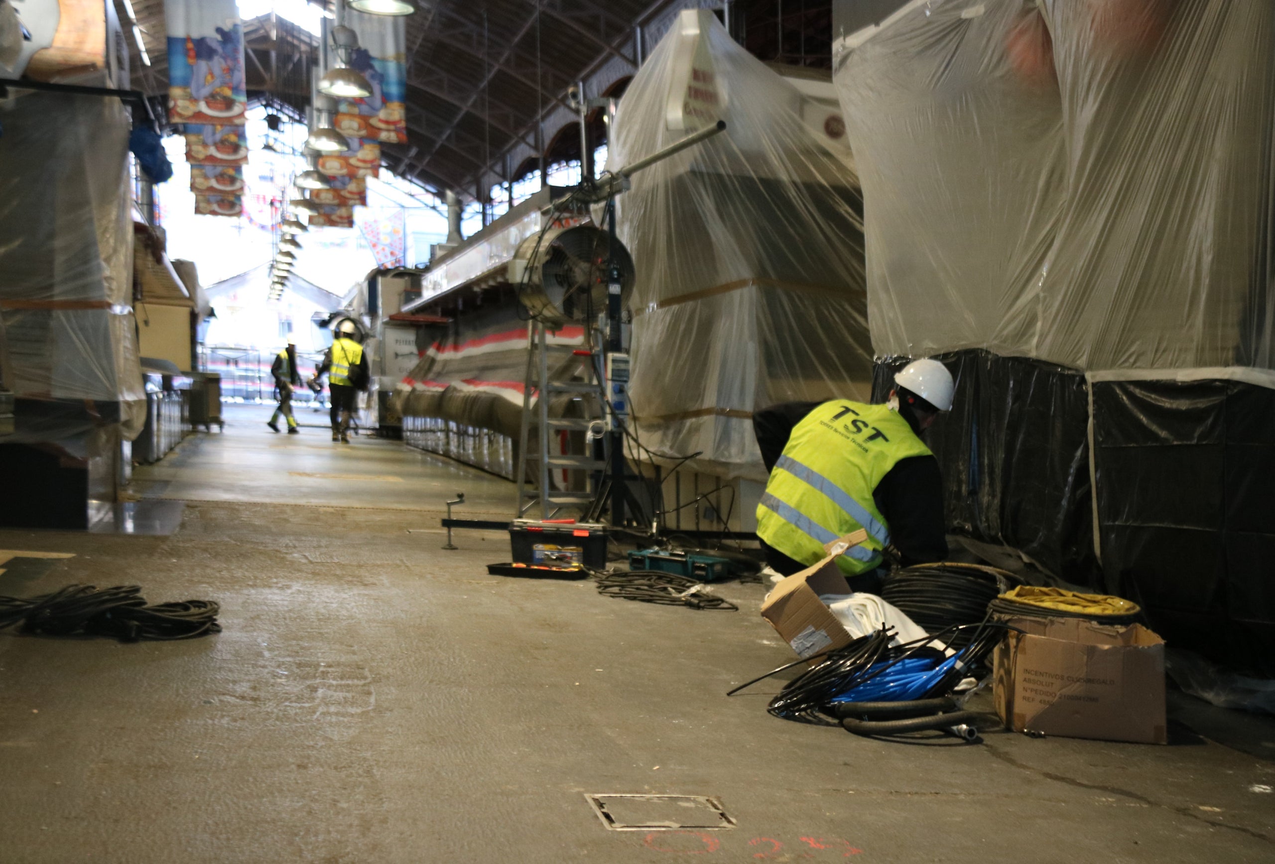 Operaris treballen en les obres al Mercat de la Boqueria / Norma Vidal (ACN)