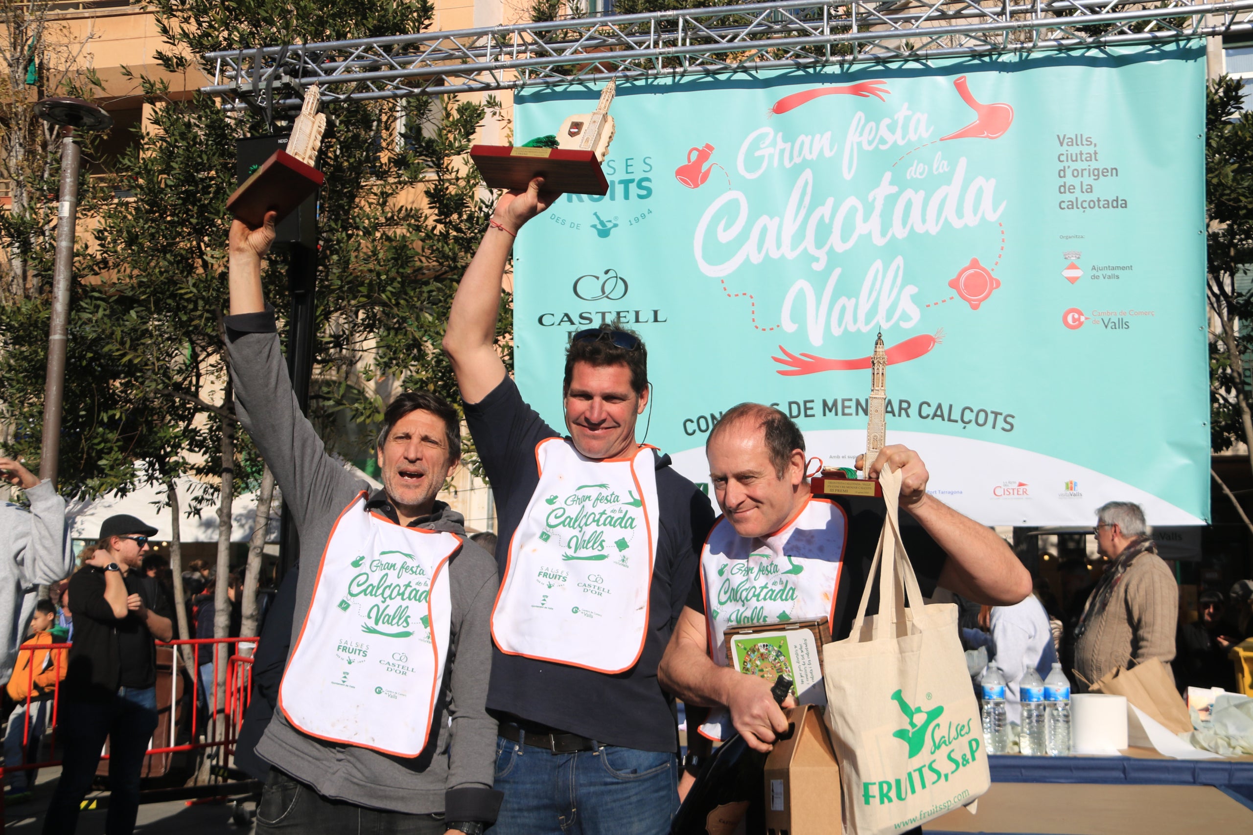 Adrià Wegrzyn en l'edició d'enguany del clàssic concurs de menjar calçots de Valls / Ariadna Escoda (ACN)