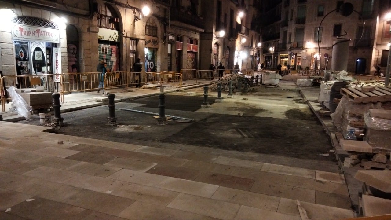 Obres al carrer d'Escudellers per renovar el seu paviment / Associació de Veïns del Gòtic