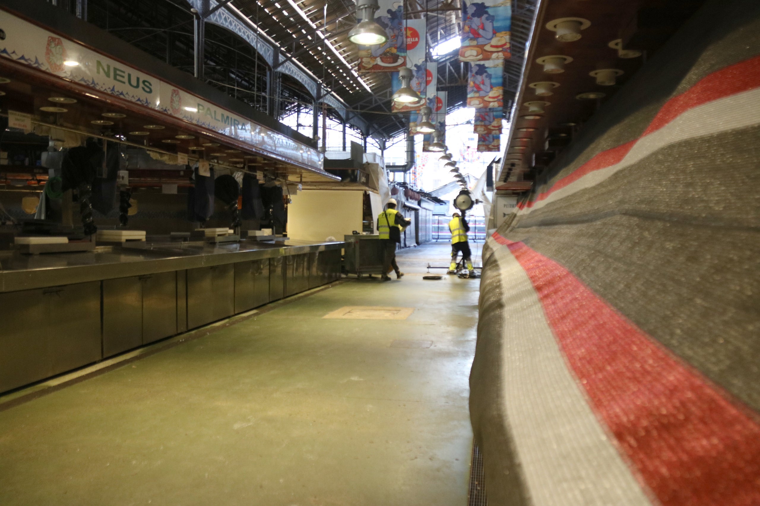 Operaris treballen en les obres al Mercat de la Boqueria / Norma Vidal (ACN)