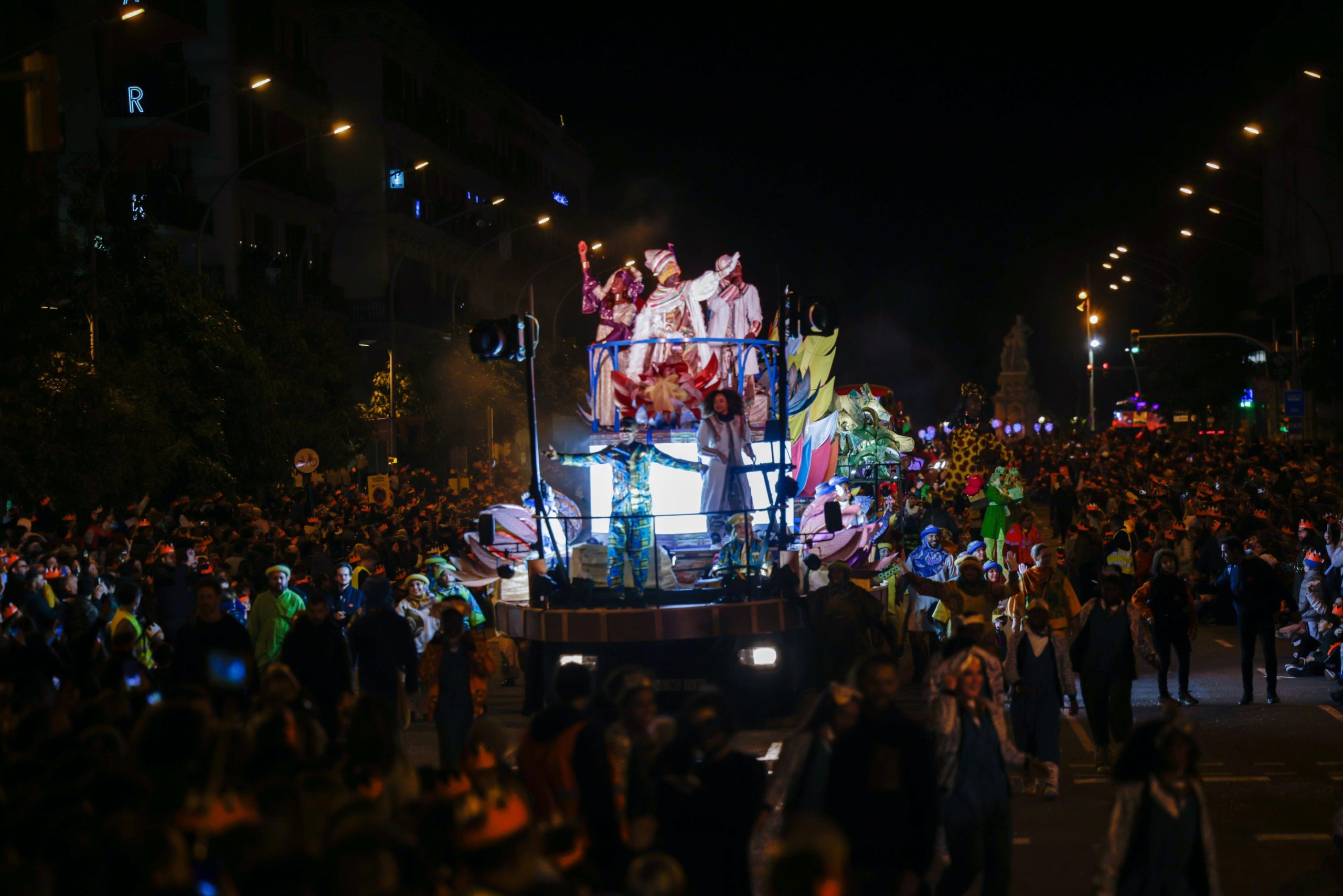 Una panoràmica del Rei Baltasar durant la cavalcada | BCN Cultura