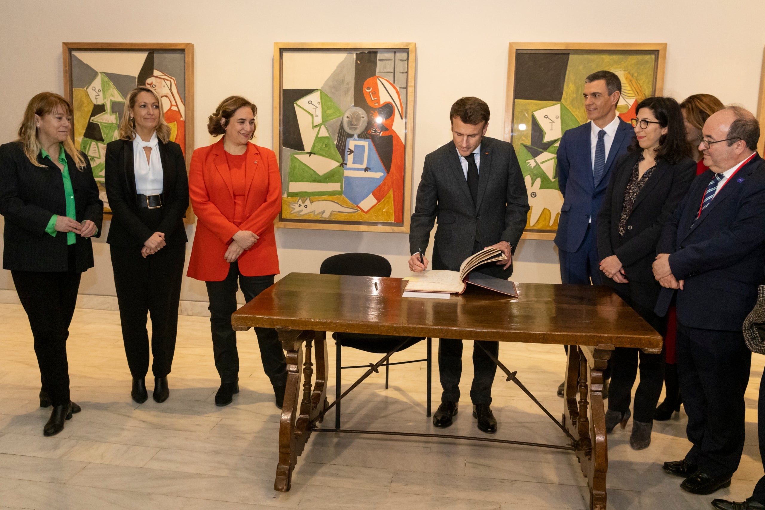 Un dels moments de la visita del president de la República Francesa, Emmanuel Macron, al Museu Picasso aquest dijous / Ajuntament de Barcelona