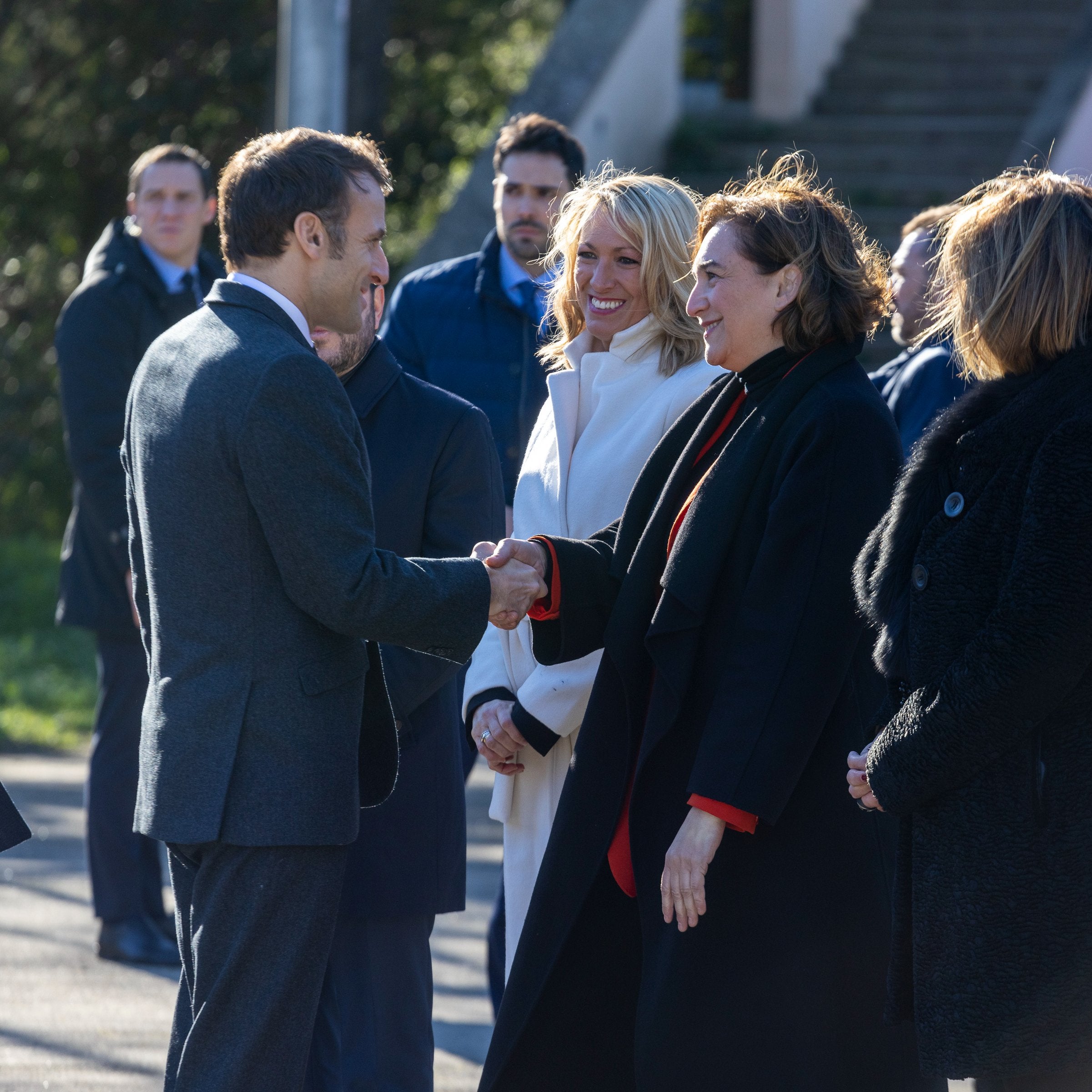 El president de la República Francesa, Emmanuel Macron, saluda l'alcaldessa Ada Colau aquest dijous / Ajuntament de Barcelona