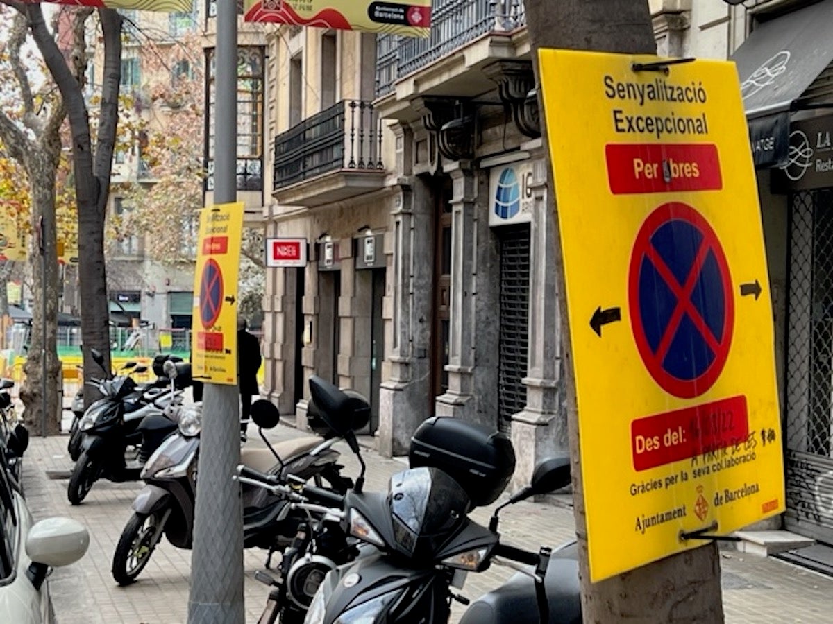 Motos aparcades en una vorera en la qual no es podia estacionar / S.C.