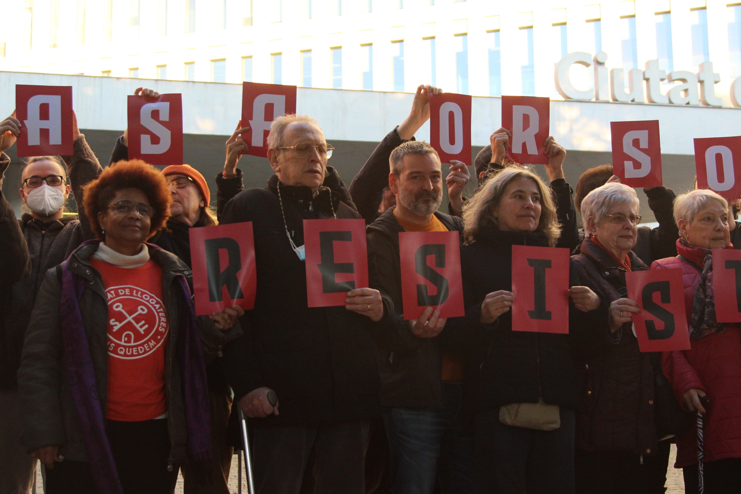 Alguns dels veïns de la Casa Orsola a la concentració d'aquest dilluns a la Ciutat de la Justícia / A.R.