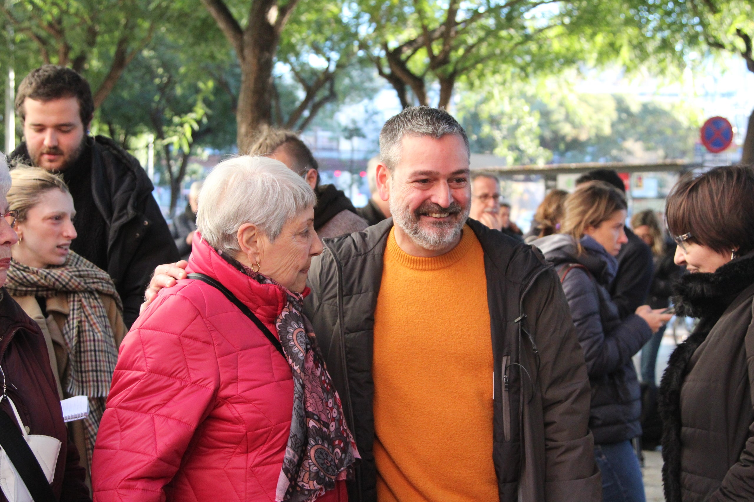 Josep Torrent rep el suport d'una veïna a la Ciutat de la Justícia aquest matí / A.R.