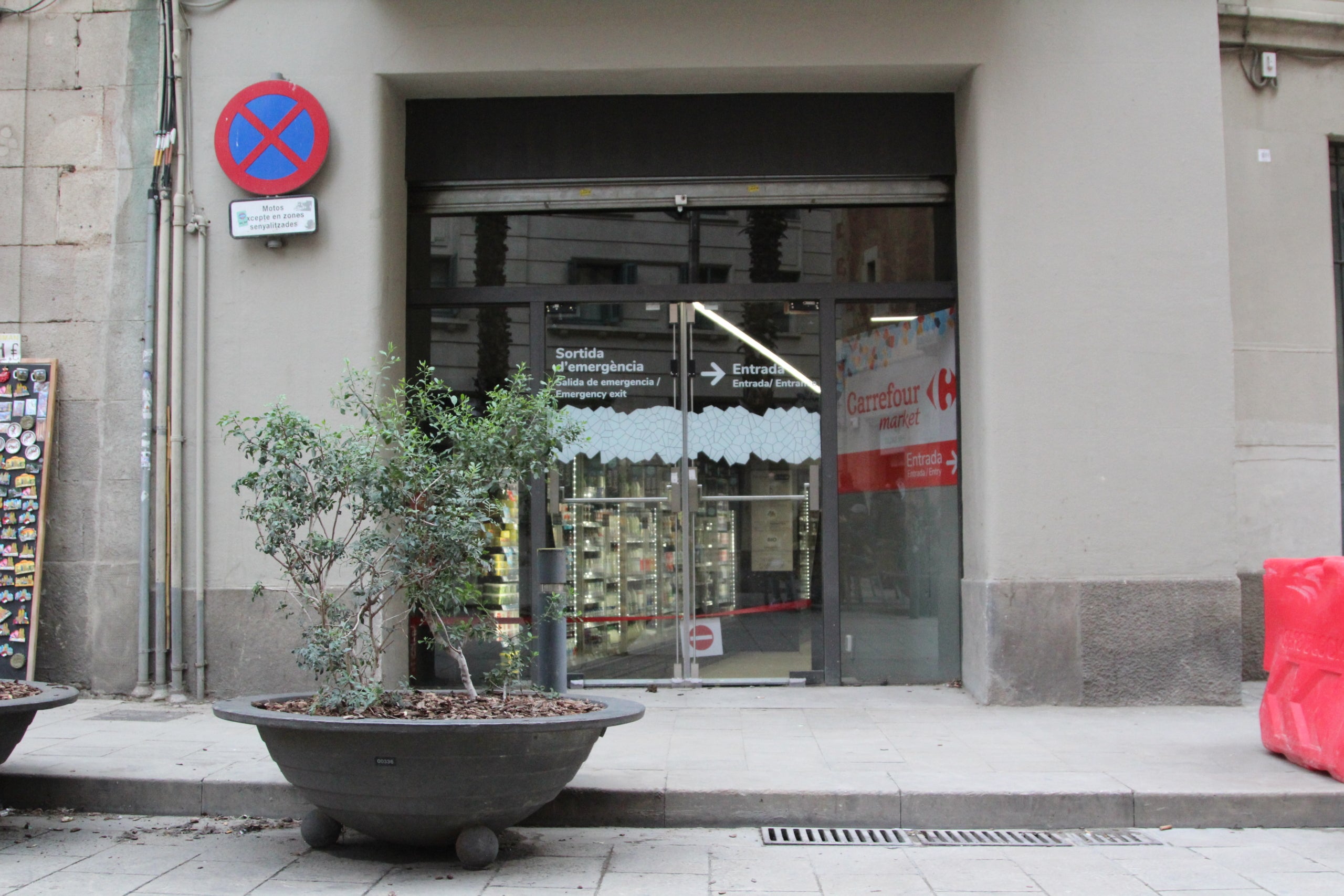 El espacio donde había la reja protegida y dónde ahora encontramos la puerta de emergencia del supermercado / A.R.