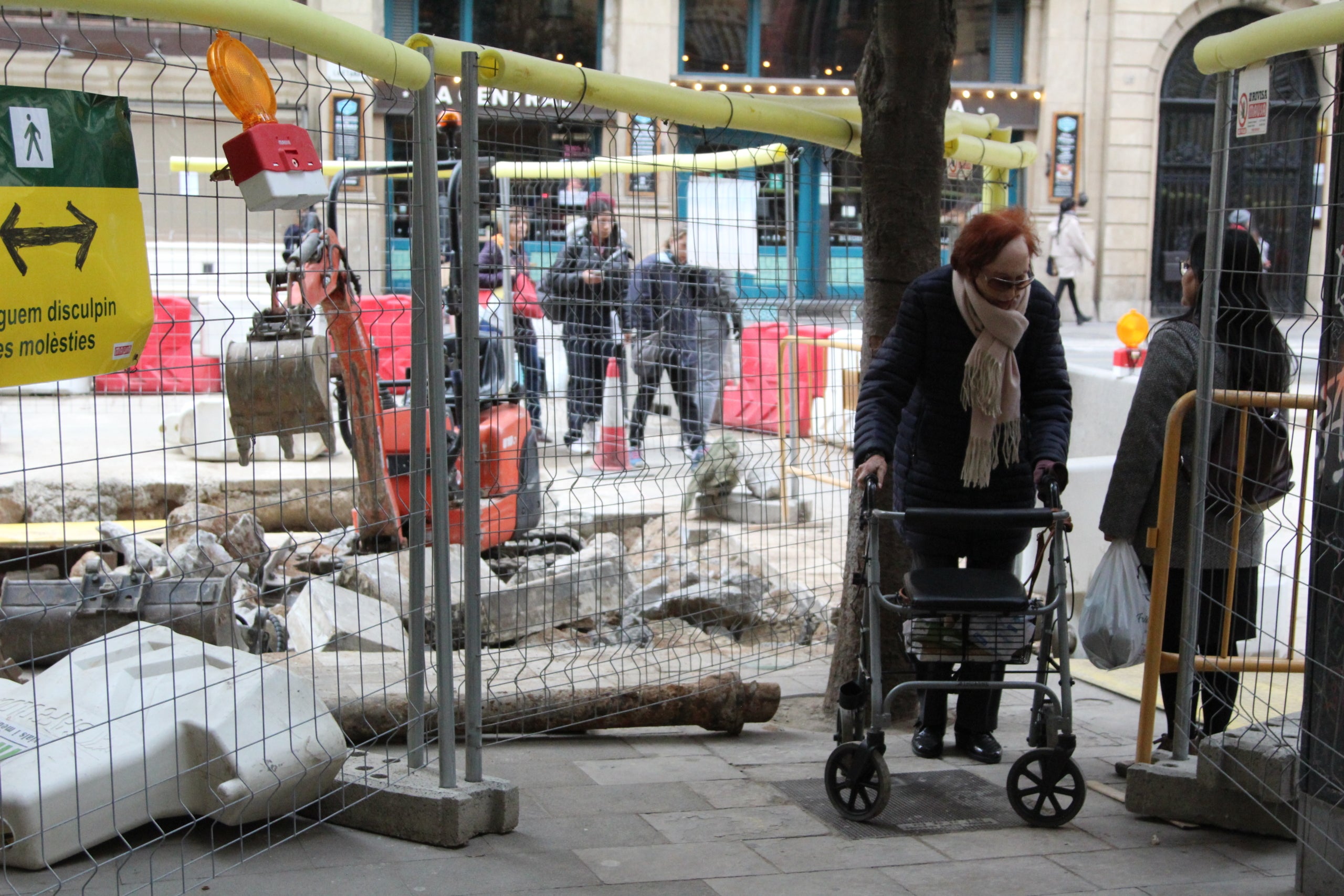 Les obres de la Via Laietana dificulten la mobilitat a la gent gran / A.R.