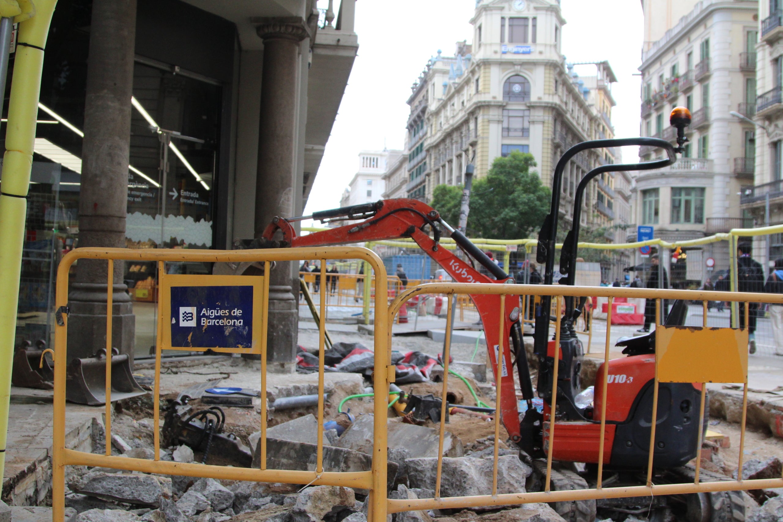 Una de les entrades del supermercat amb obres al davant i just a sota de la Casa Francesc Moragues / A.R.