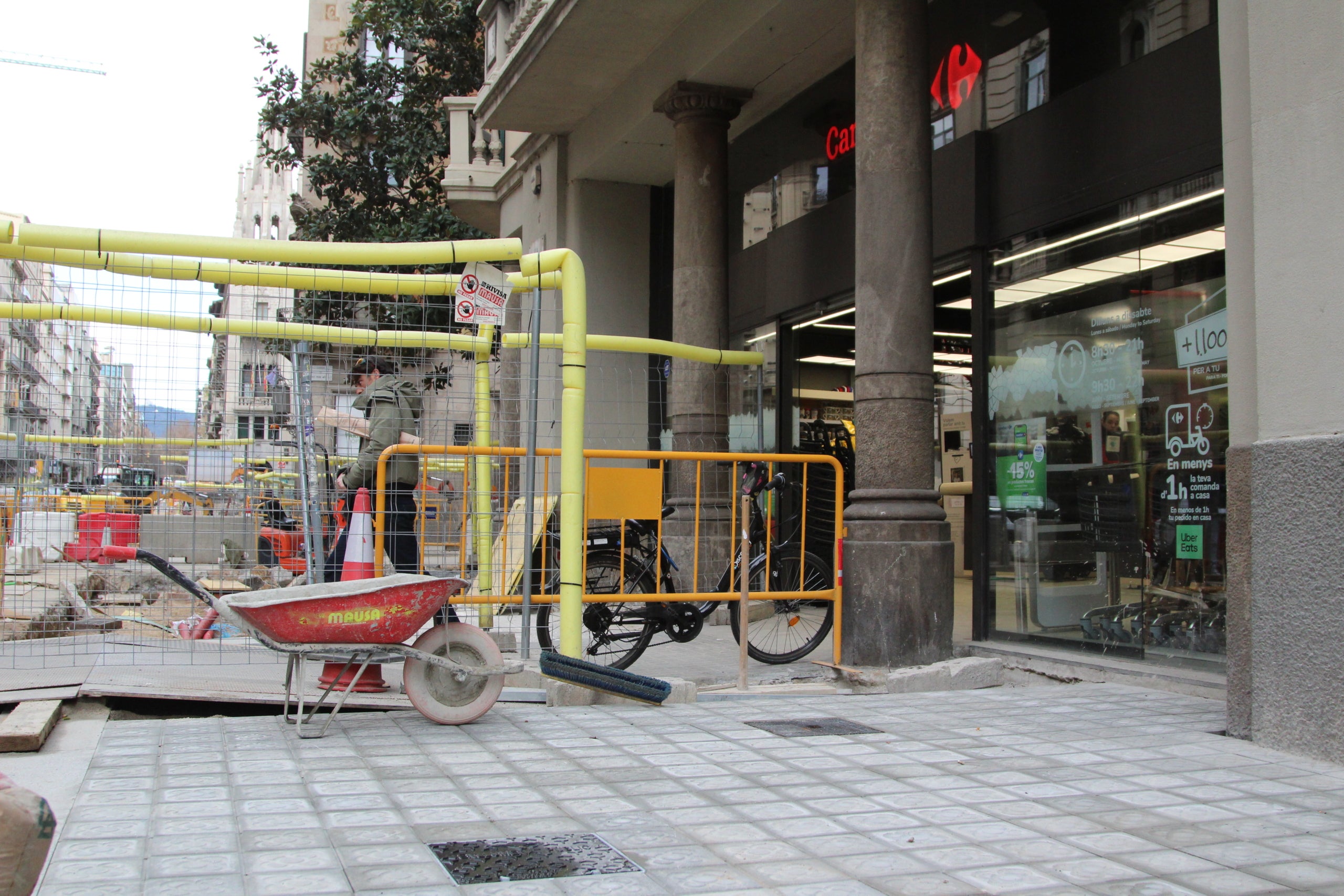 Una de les entrades del supermercat amb obres al davant i just a sota de la Casa Francesc Moragues / A.R.