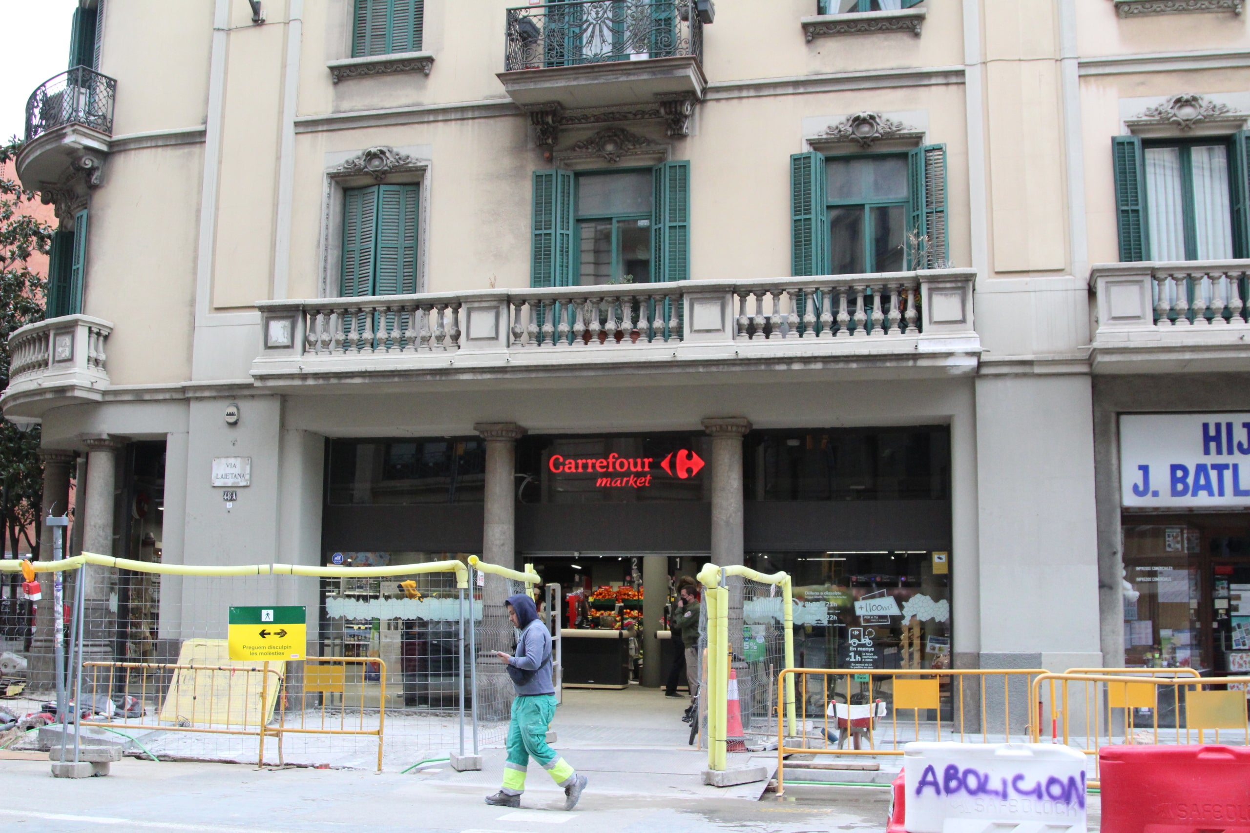 Una de les entrades del supermercat amb obres al davant i just a sota de la Casa Francesc Moragues / A.R.