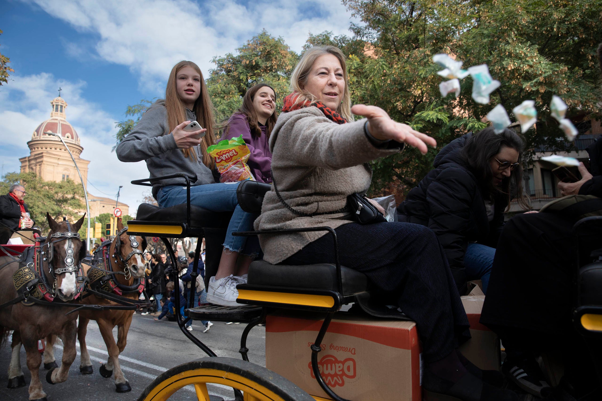 Els Tres Tombs a Sant Andreu per Sant Antoni. Neus Munté, caramels.