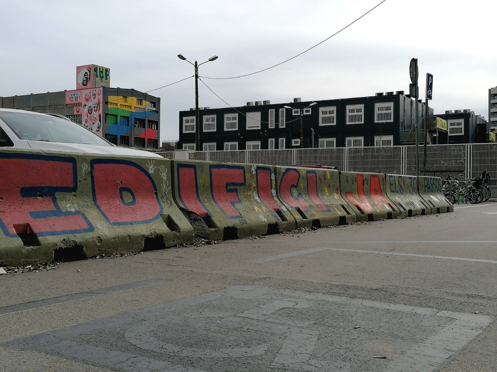 Un grafit reivindicatiu al costat de l'escola 30 Passos / Gabriel González