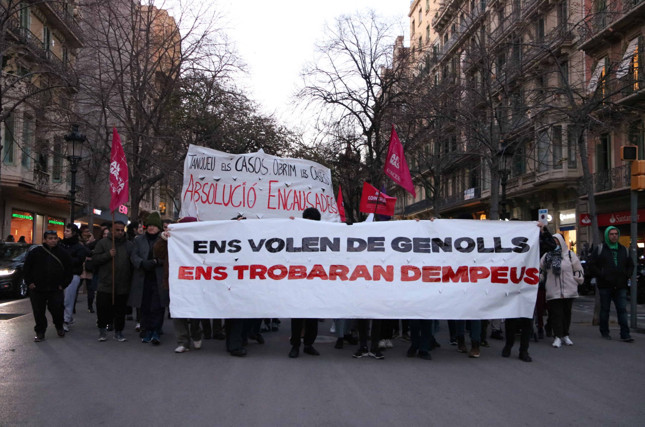 Una imatge de la manifestació del moviment per l'habitatge avançant per la Rambla de Catalunya / Pere Francesch / Mar Martí / ACN