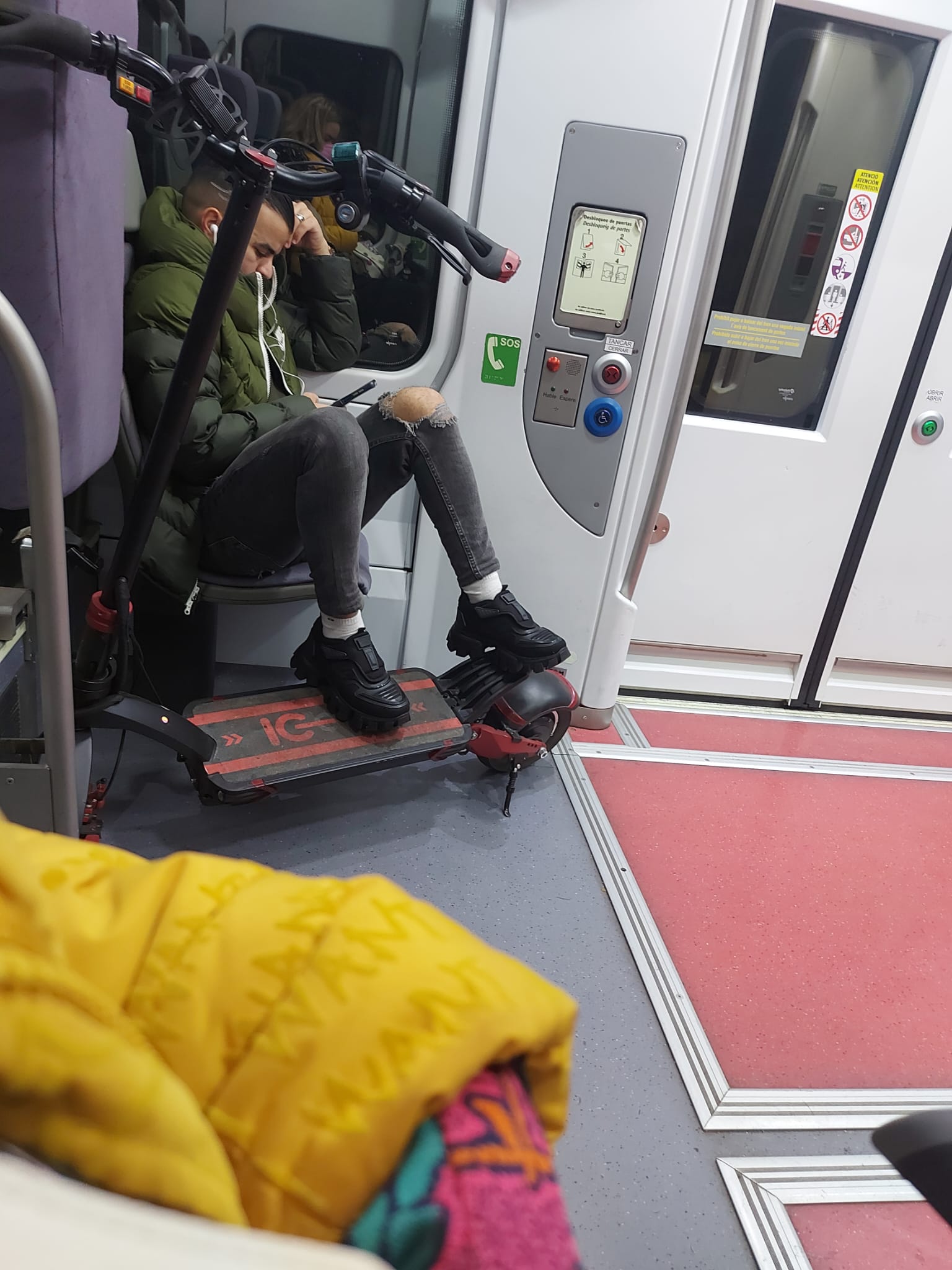 Un usuari ocupa la zona del metro reservada a les persones amb mobilitat reduïda / ACP
