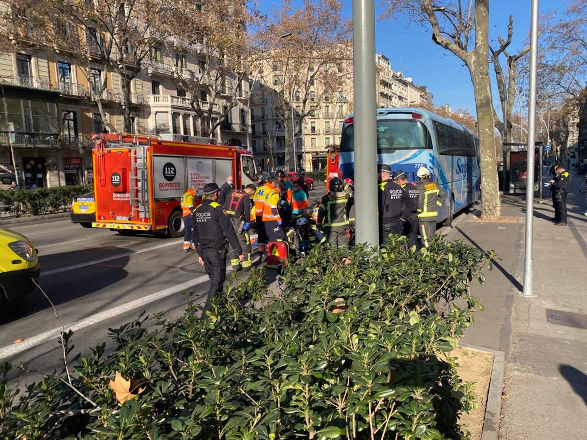 Efectius de la Guàrdia Urbana i el SEM a la Gran Via / Adrià Rovira