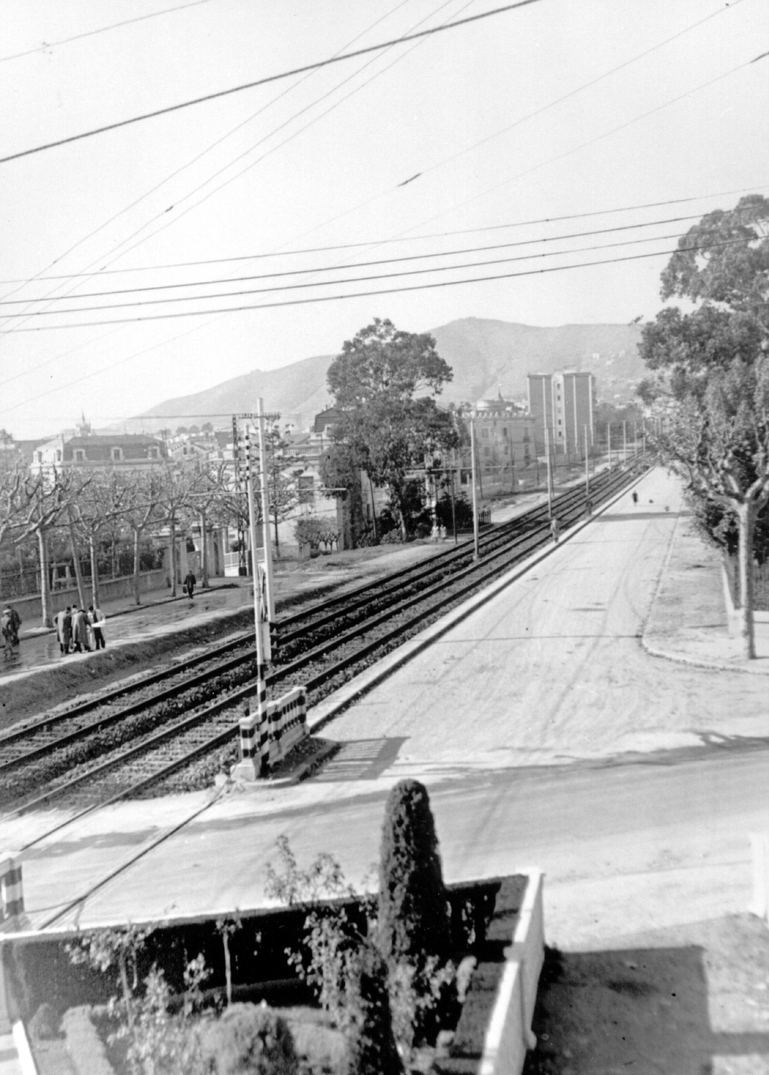 Les vies del tren de Sarrià per la Via Augusta en una imatge de principis del segle XX / Cedida