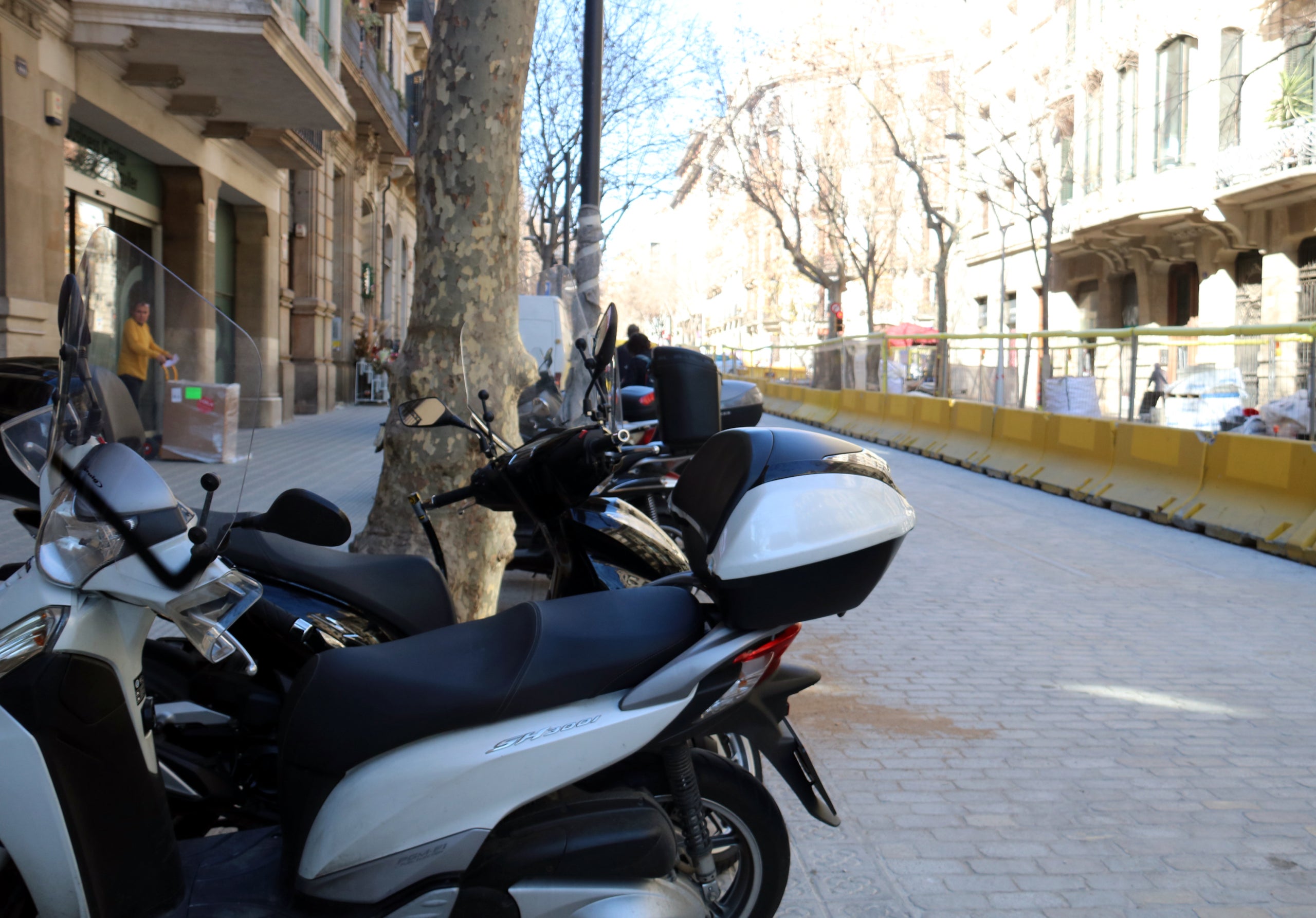 Motos aparcades al carrer de Girona | ACN