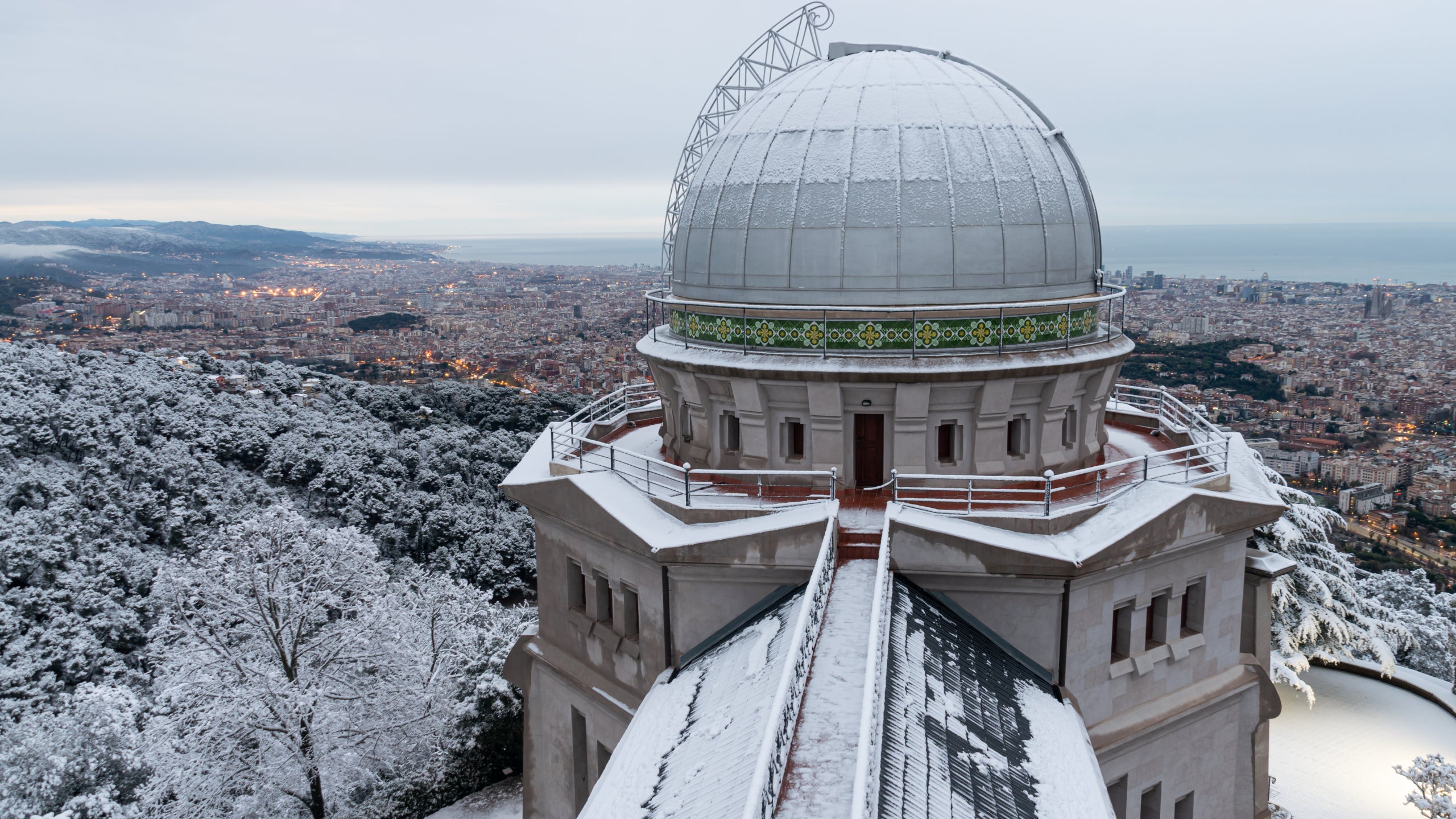 Així ha quedat l'Observatori Fabra després de la nevada d'aquest dilluns / Observatori Fabra