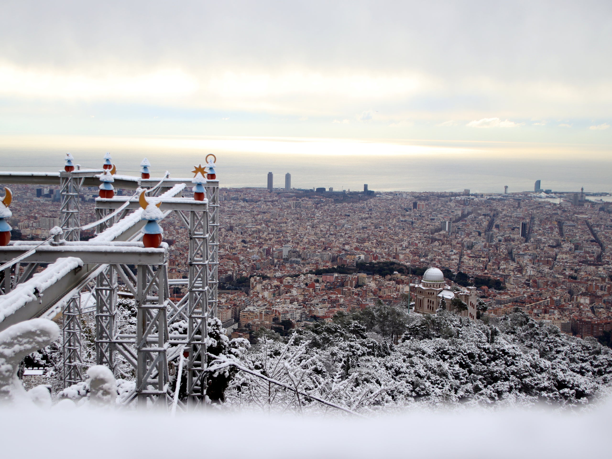 La neu ha agafat aquest matí al Tibidabo | Blanca Blay, ACN