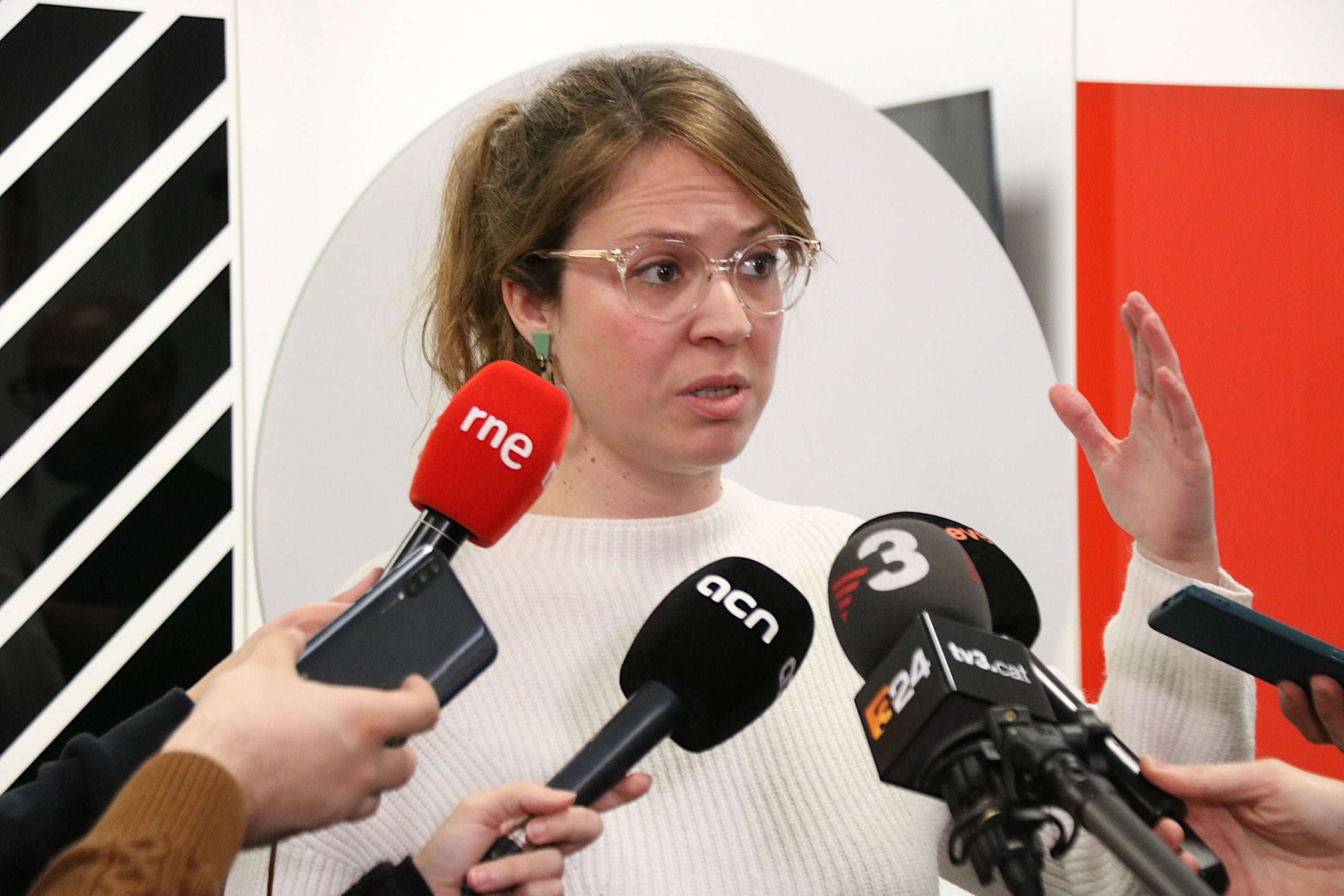 Janet Sans atén els mitjans de comunicació | ACN