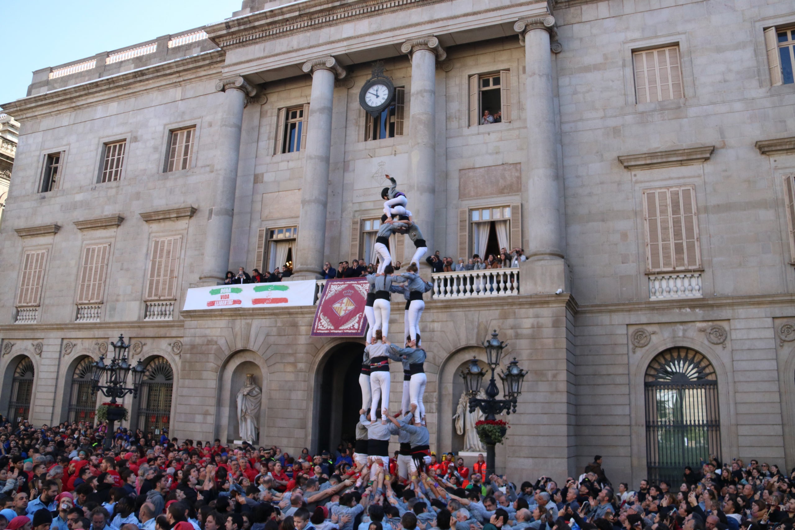 La plaça de Sant Jaume durant la festa de Santa Eulàlia | Sílvia Jardí 