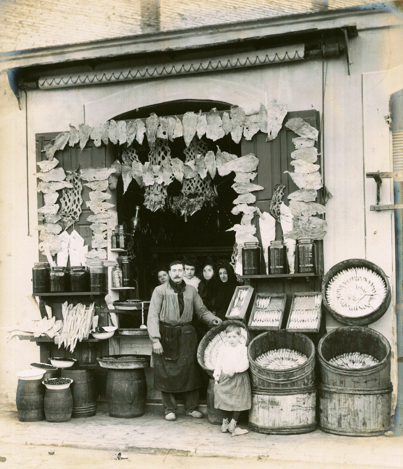 La primera botiga de Perelló 1898, situada al carrer de Mallorca amb el carrer de Villarroel / Cedida