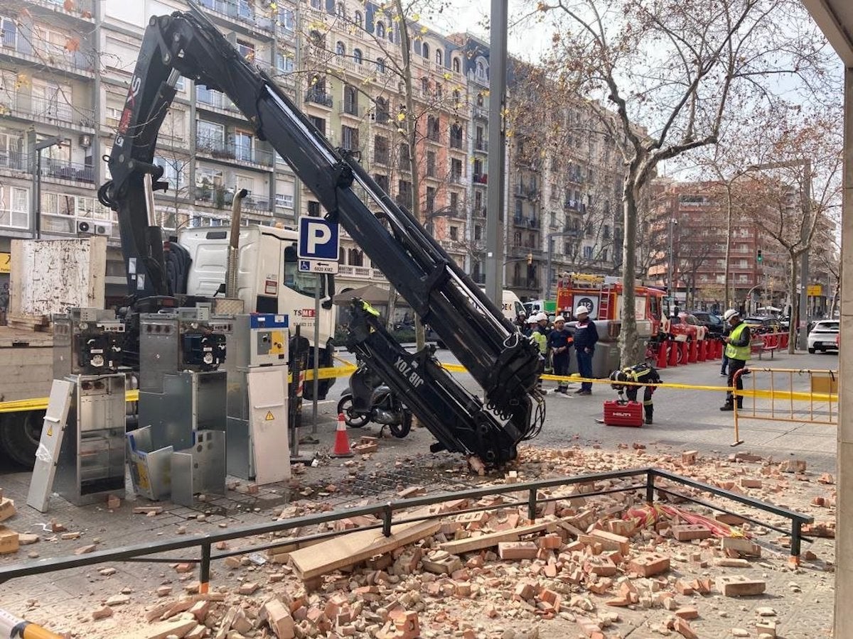 Part del balcó a la vorera de l'avinguda del Paral·lel / Mossos d'Esquadra