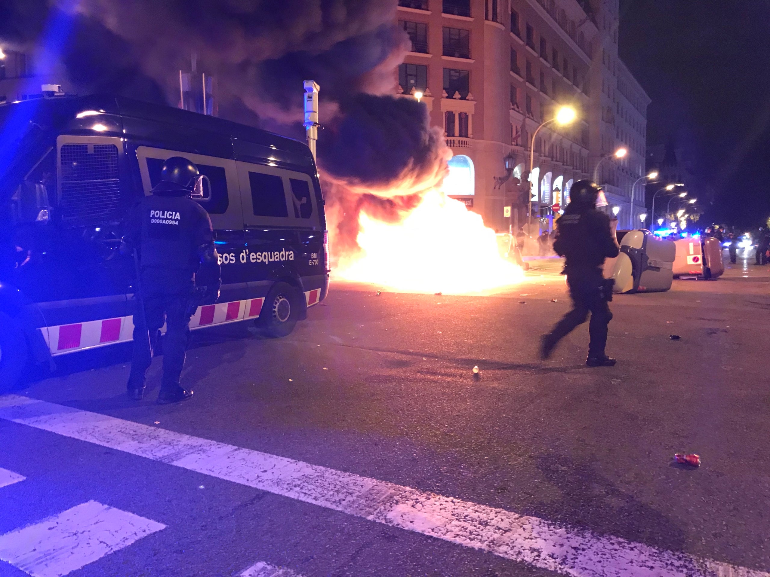 Una furgoneta de la Brimo amb el foc de fons en el tercer aniversari del Primer d'Octubre a Barcelona/Quico Sallés